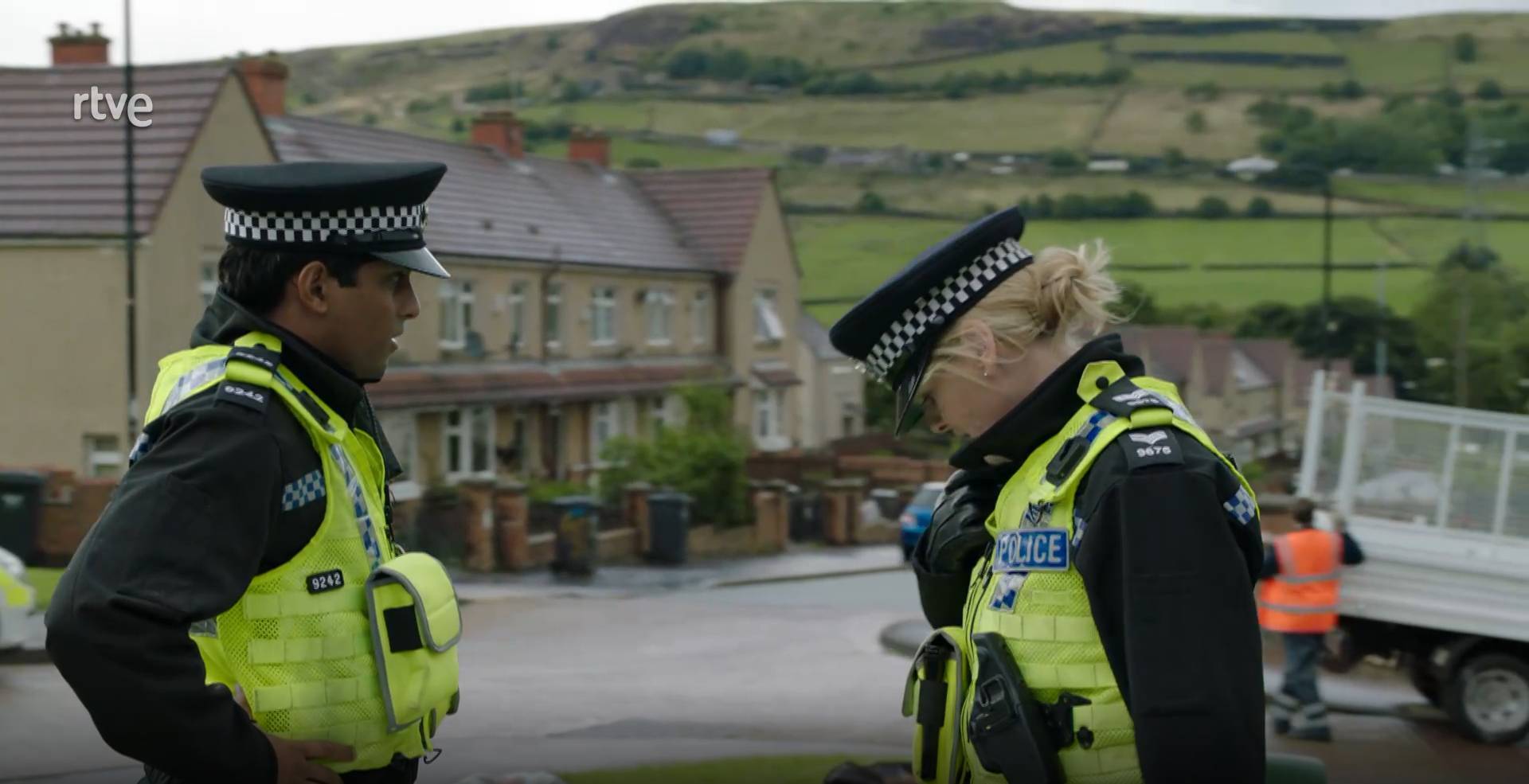 Catherine Cawood con su compañero policía en Happy Valley