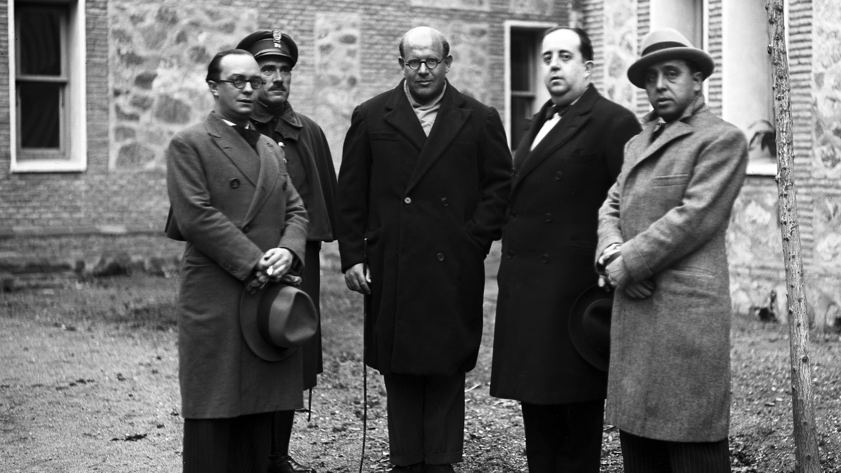 El primer diputado del PCE, Cayetano Bolívar, (en el centro), entrevistado en el patio de la prisión de Toledo por los periodistas Santiago de la Cruz y Joaquín Soriano.