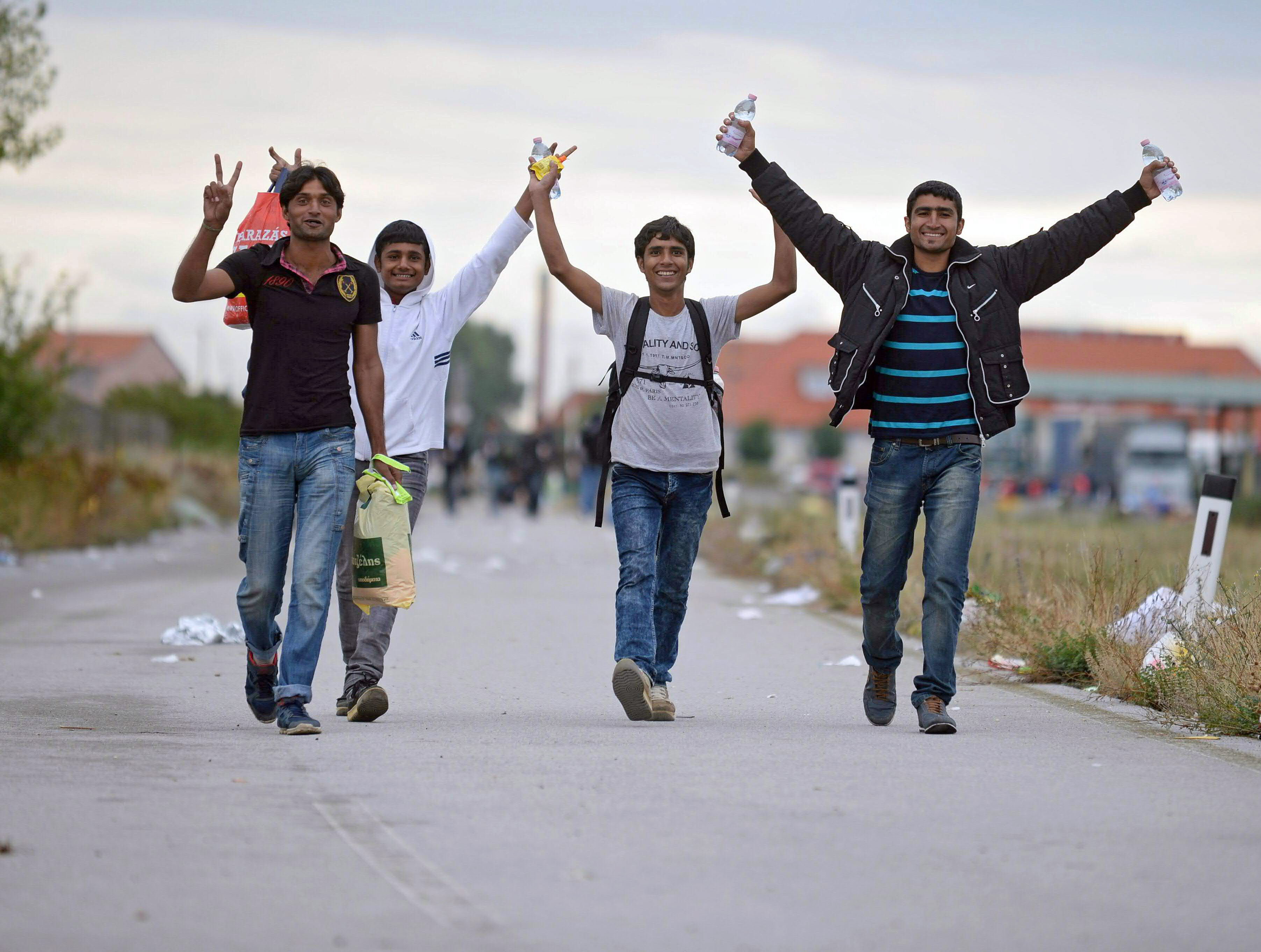 Celebran haber cruzado la frontera con Austria Celebran haber cruzado la frontera con Austria