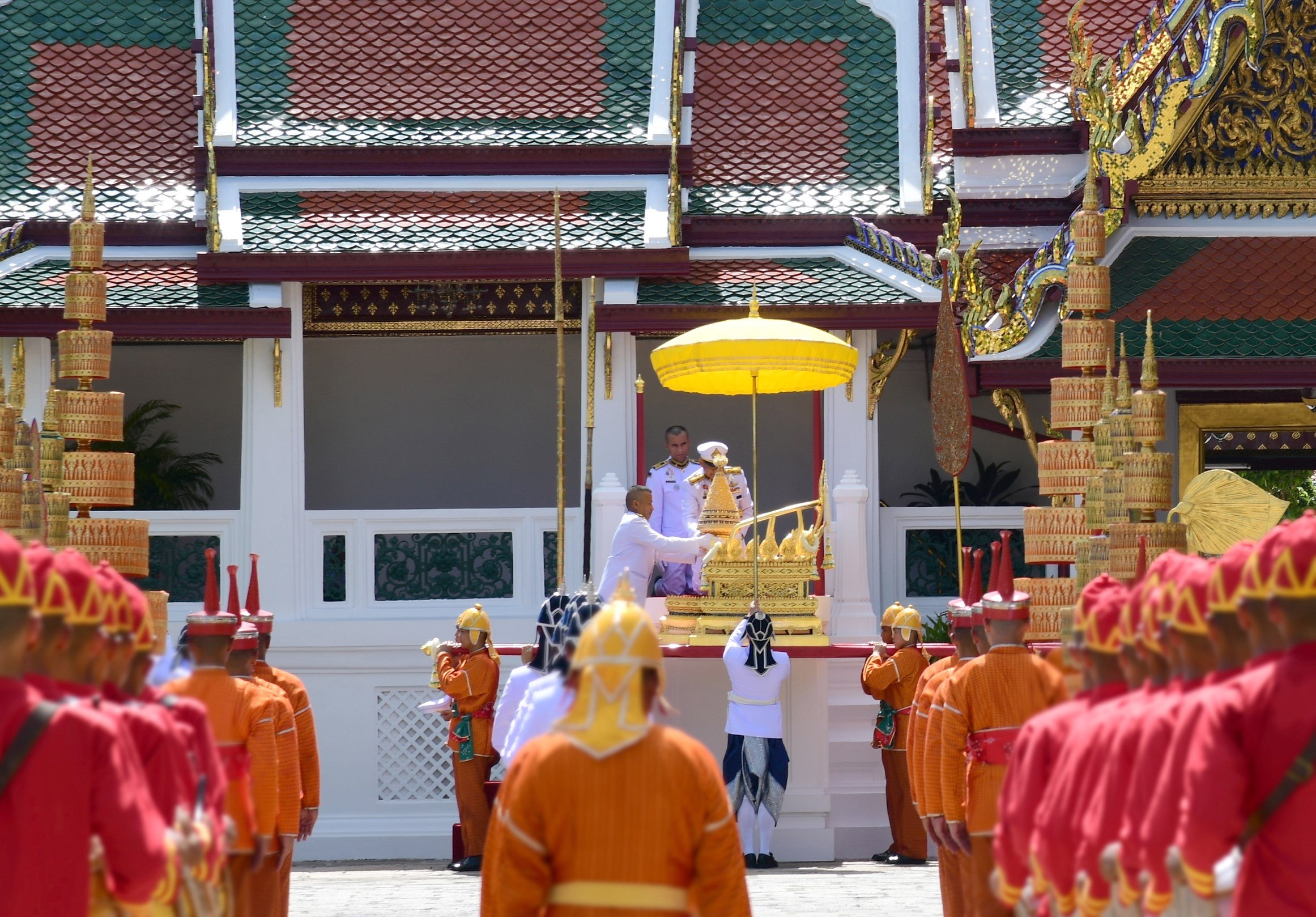 Ceremonia de coronación del rey Vajiralongkorn de Tailandia La guardia real tailandesa participa en la transferencia de la Placa Real Dorada del título oficial del rey, la Placa Real Dorada con el horóscopo del monarca y el Sello de Estado Real del templo del Buda Esmeralda al salón del trono.