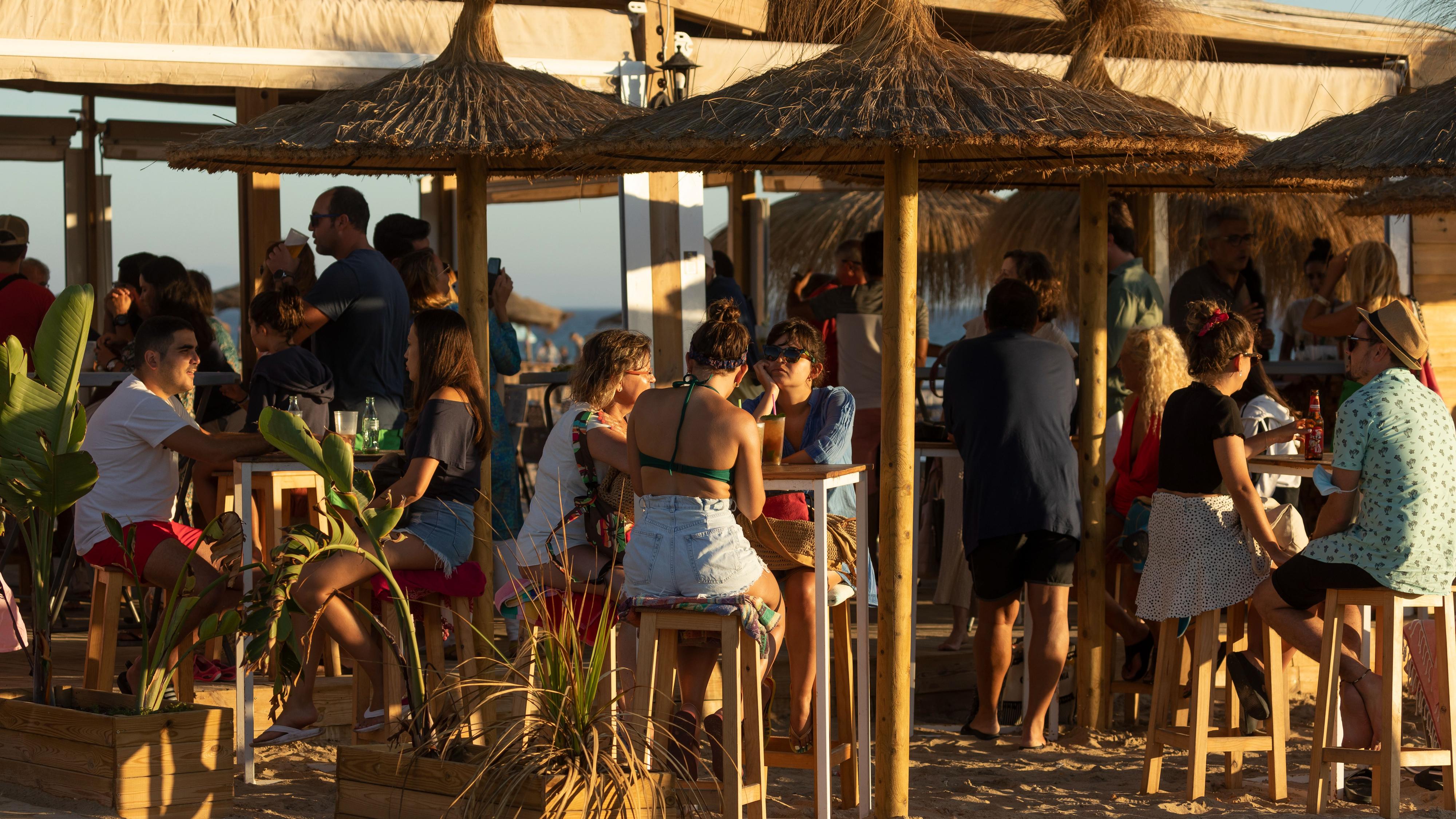 Chanclas en la oficina y bañadores en los restaurantes: el eterno debate sobre cómo vestirse en verano