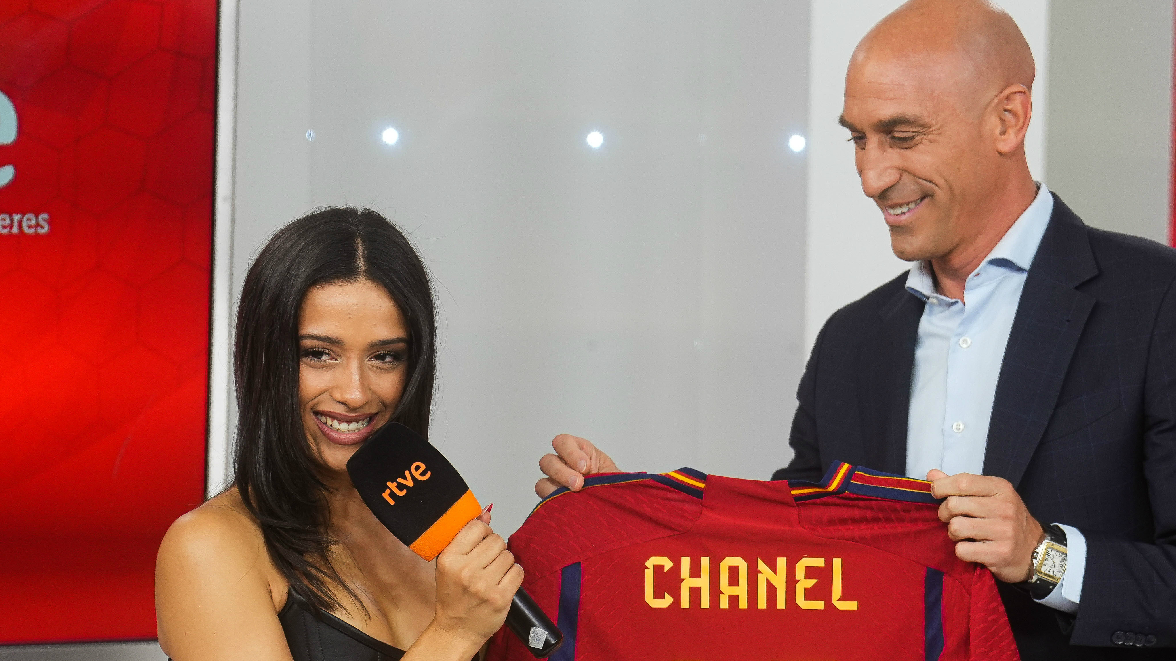 Chanel Impacta Con Este Cors underboob Al Presentar Toke Chanel Impacta Con Este Cors underboob Al Presentar Toke