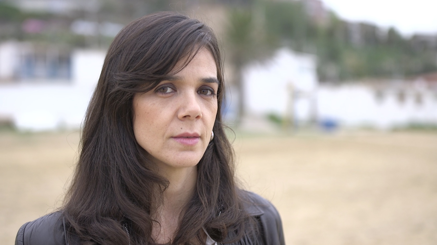 Charlamos del libro "Piel de lobo", de Lara Moreno, junto a la playa