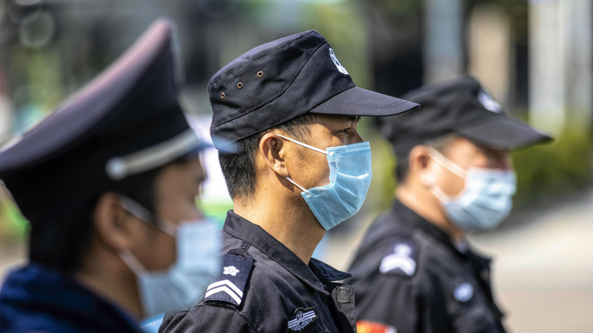 China reporta 2. 004 muertes y hong kong informa de un nuevo fallecimiento por el coronavirus