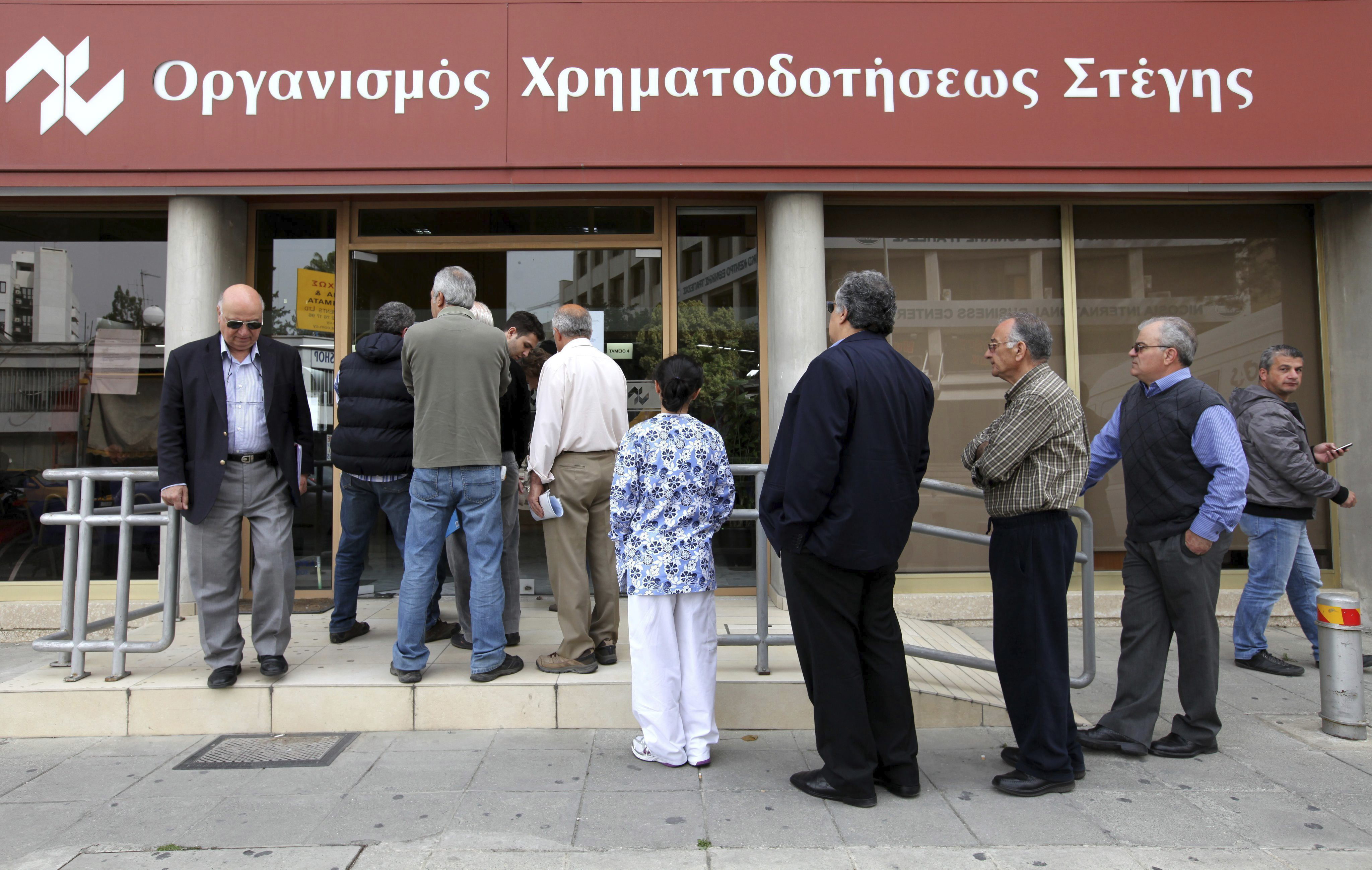 El ministerio de finanzas de chipre relaja las restricciones a las transferencias bancarias