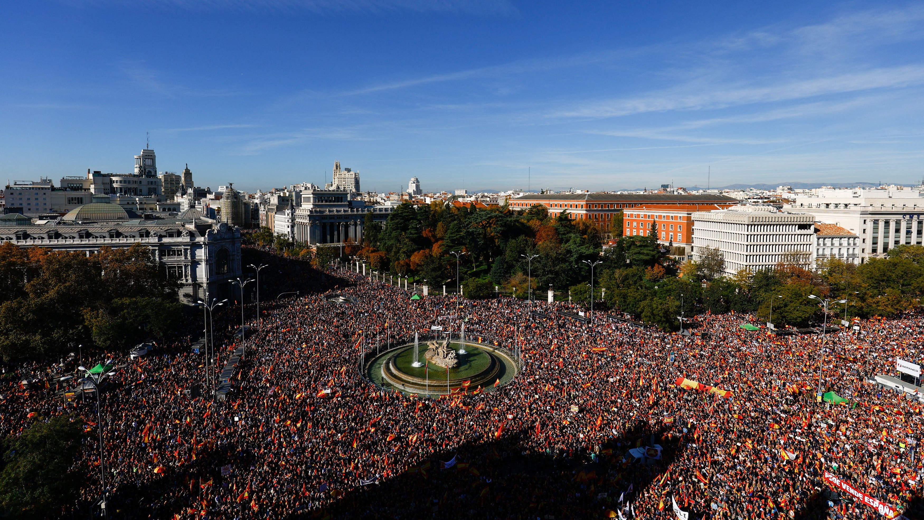 Miles de personas durante una manifestación contra la amnistía, en Cibeles.
