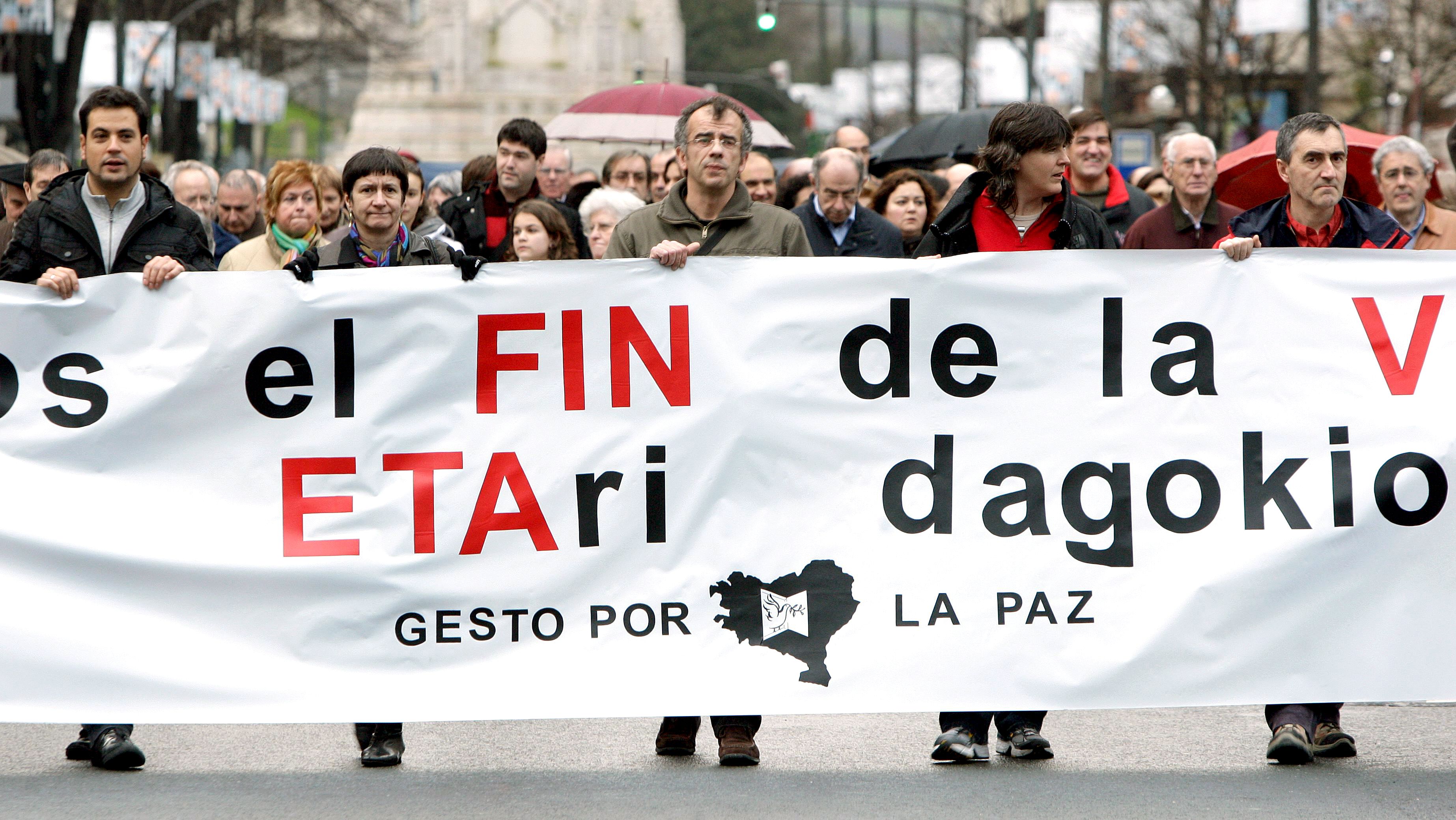 Cientos de personas piden en Bilbao el fin de la violencia terrorista
