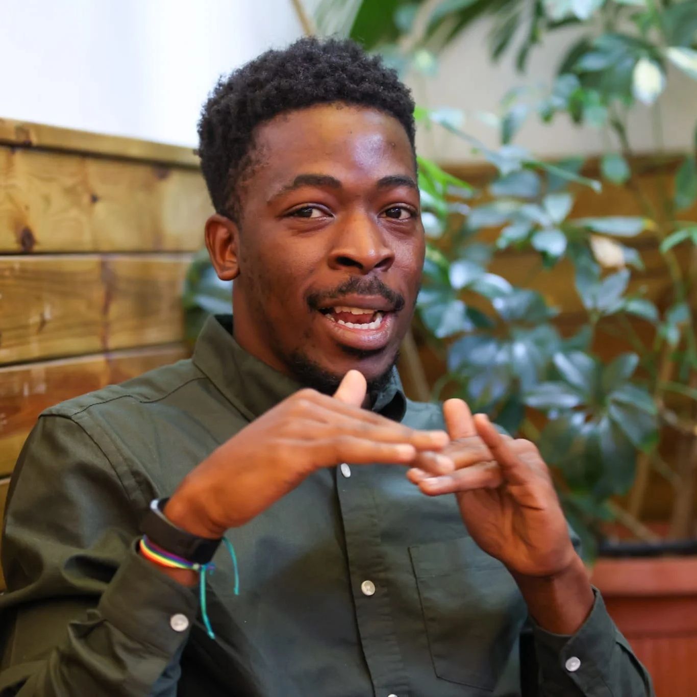 Cinco Continentes - Entrevista con Gonzalo Abaha: “La homosexualidad se ve en Guinea Ecuatorial como una enfermedad de blancos que los negros no pueden tener" episode artwork