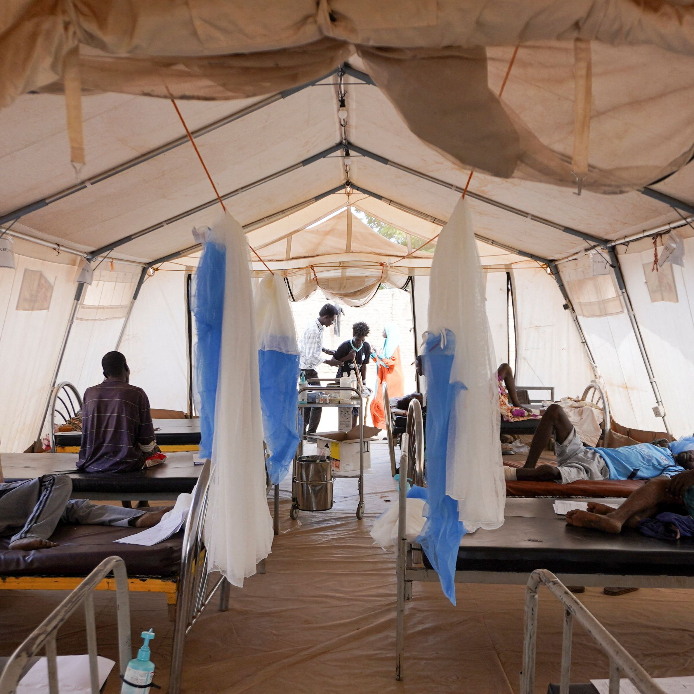 Cinco continentes - Miles de personas huyen de El Fasher por el asedio de las FAR en Sudán