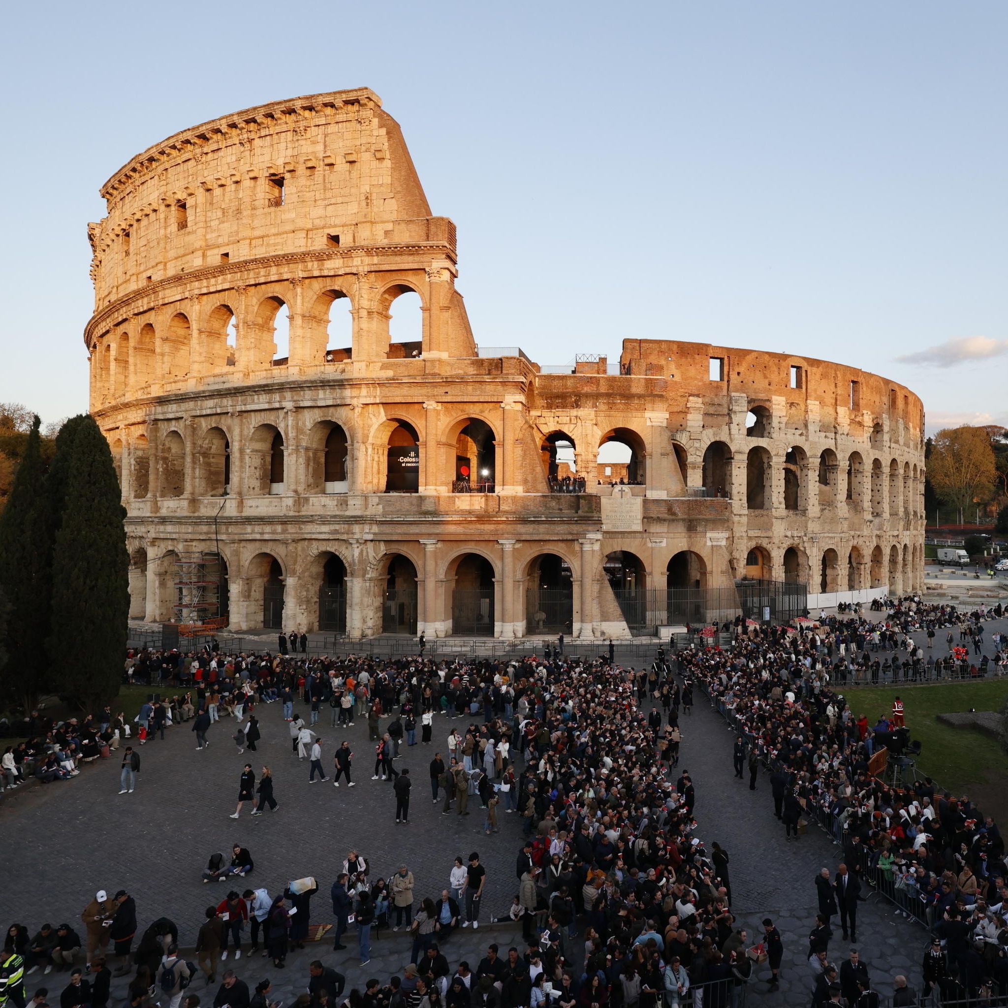 Cinco continentes - Primer Via Crucis del Papa León XIV como pontífice