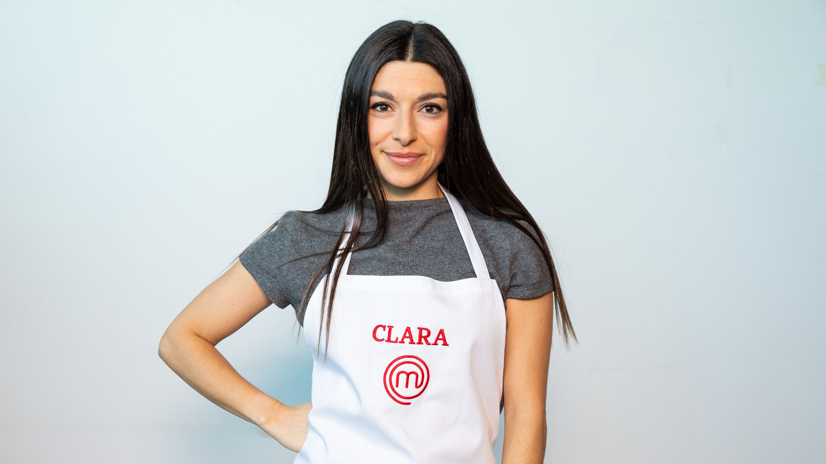 Clara es profesora de instituto y cantante de orquesta y va a probar suerte en las cocinas de MasterChef 13