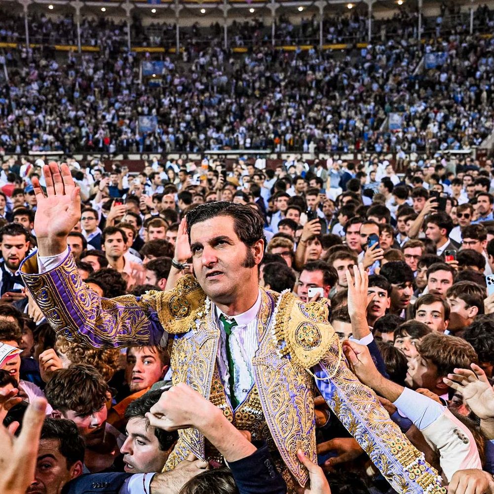 Clarín - Invasión del ruedo: ¿peligrosas salidas a hombros? - 25/10/25