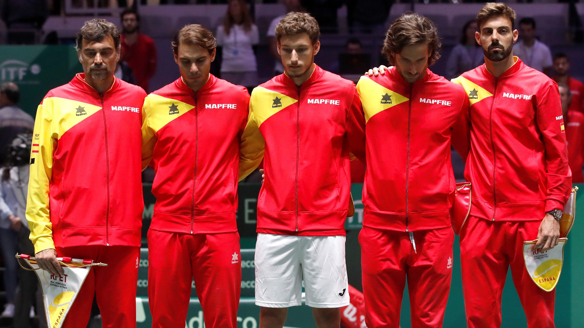 Los componentes del equipo español guardan un minuto de silencio por el padre de Roberto Bautista.