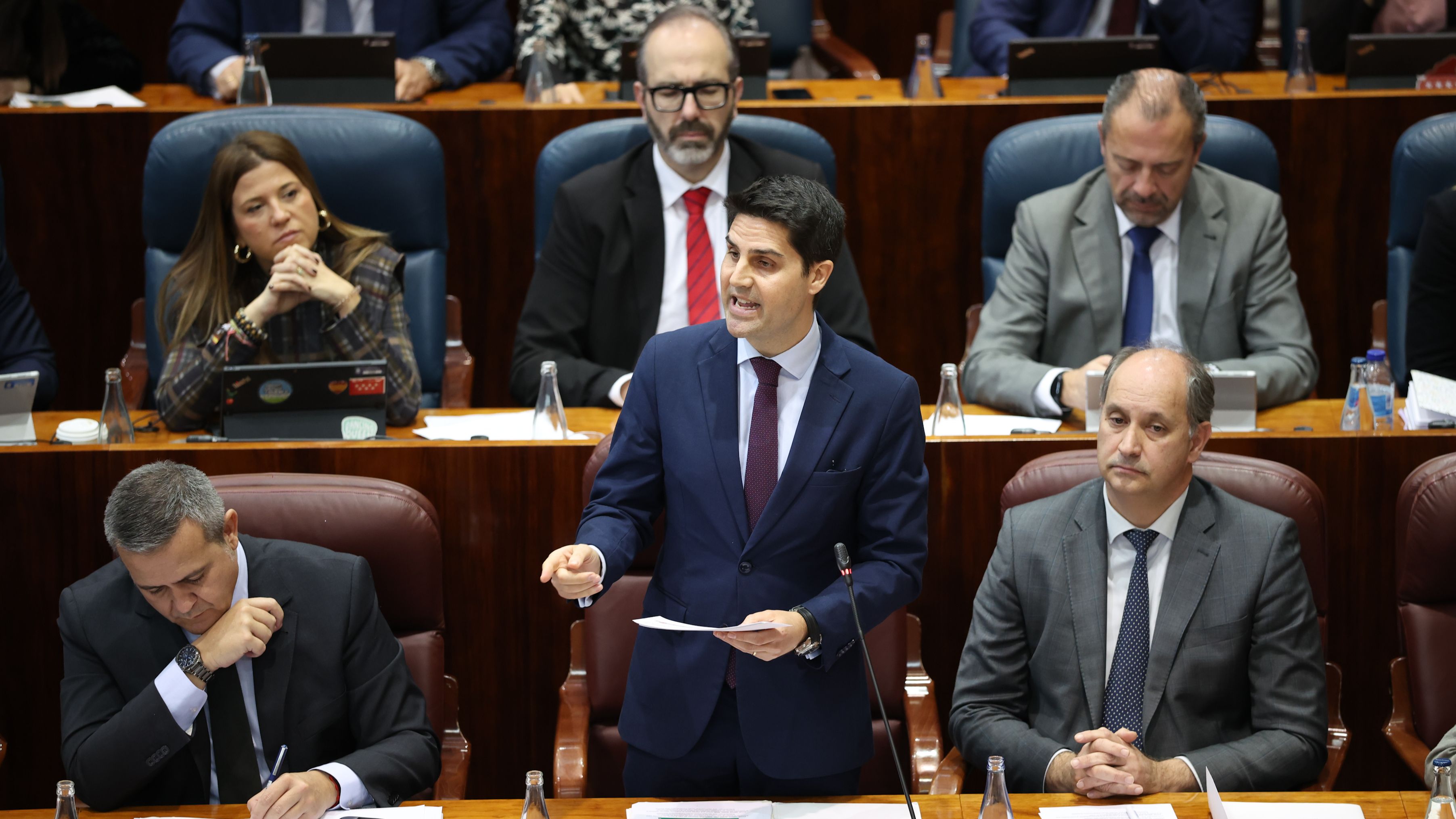 Madrid: Ayuso cesa al consejero de Educación y tres diputados dimiten