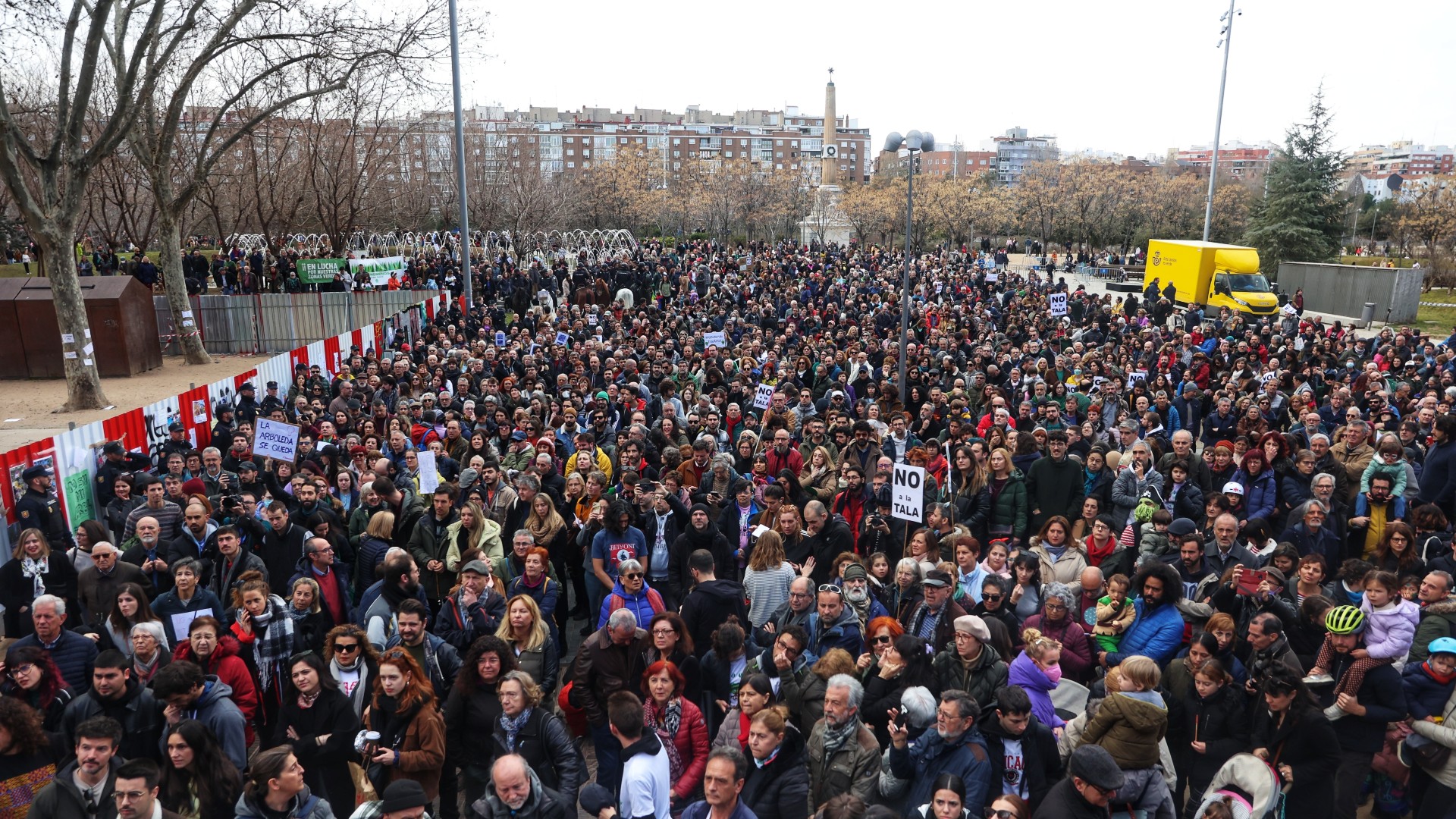 La Comunidad de Madrid paraliza la tala de árboles tras la protesta