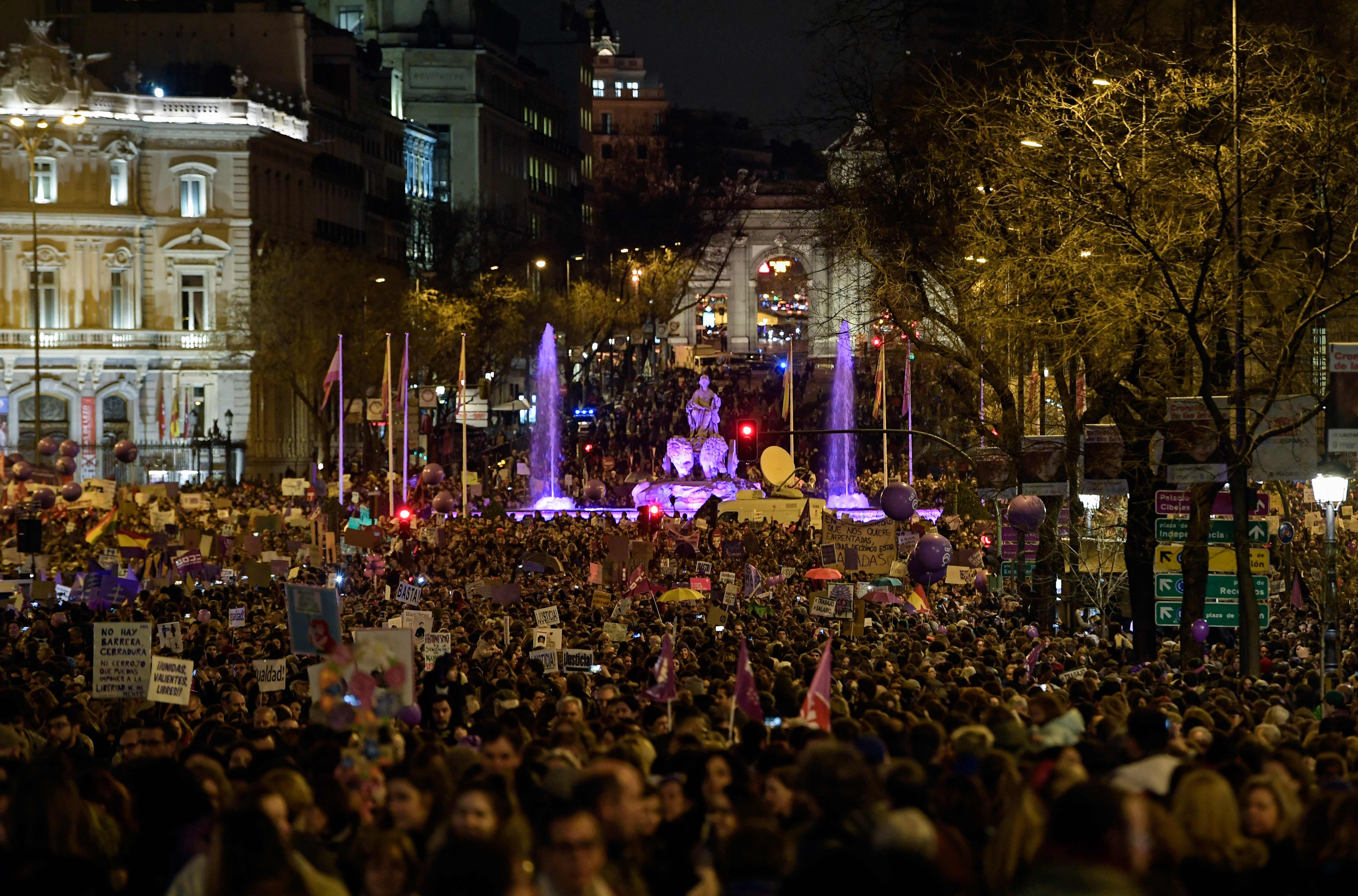Concentración a la altura de la Plaza de Cibeles (Madrid) Concentración a la altura de la Plaza de Cibeles (Madrid)