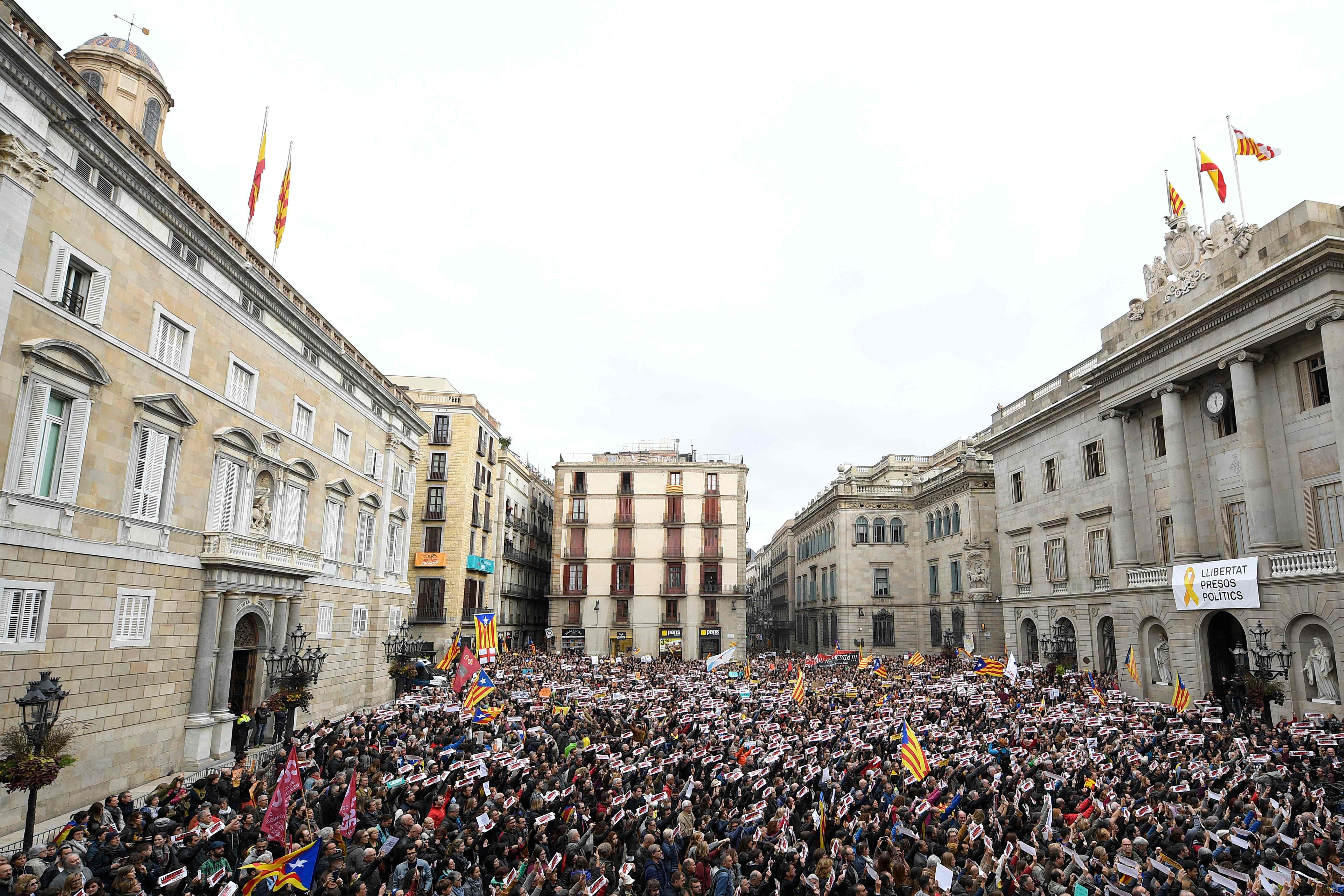 CONCENTRACIÓN EN LA PLAZA DE SANT JAUME