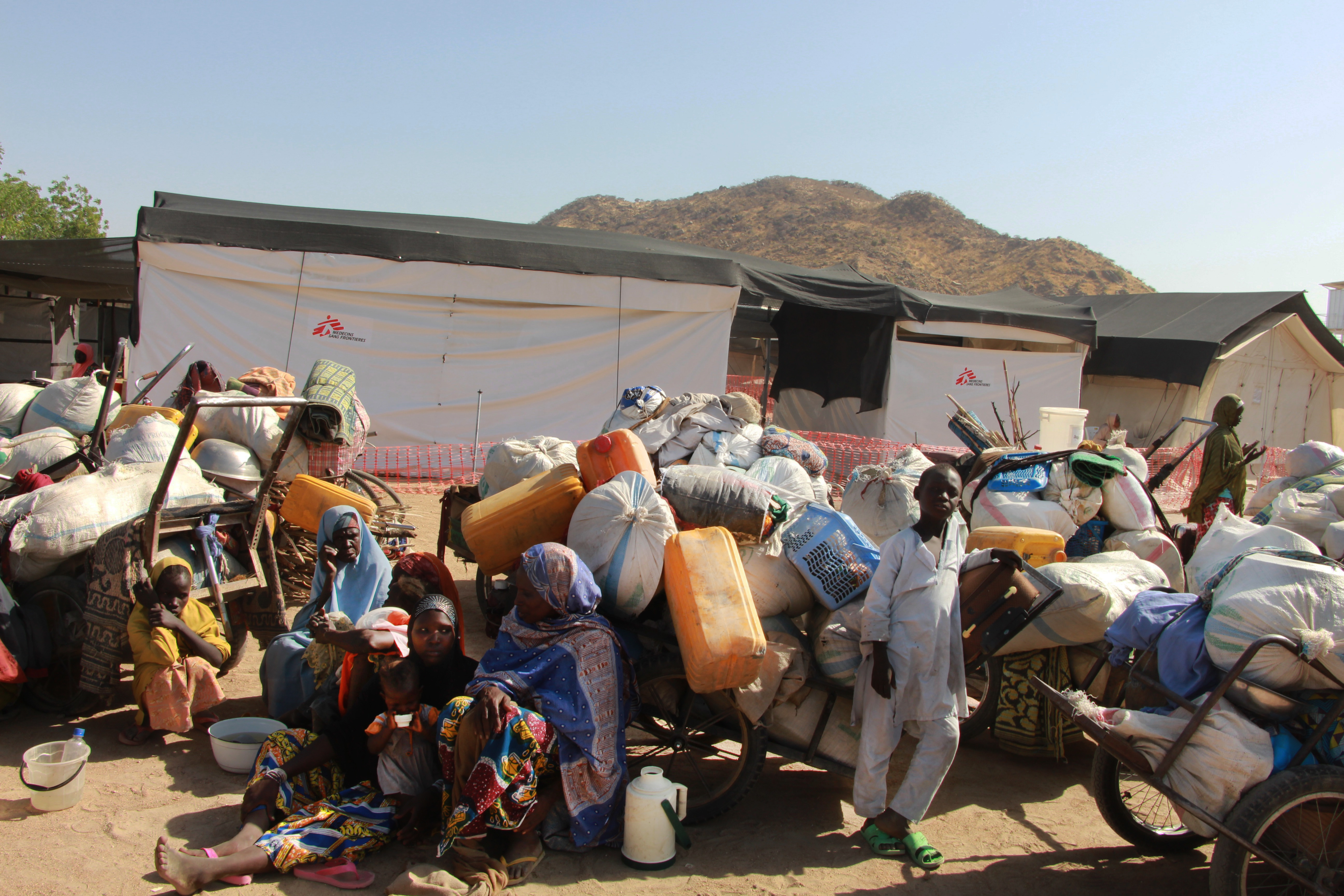 El conflicto entre las fuerzas gubernamentales y Boko Haram ha obligado a desplazarse a miles de personas en Nigeria Nuevos desplazados llegan con sus pertenencias al recinto del hospital de Pulka, el primer lugar en el que los recién llegados se establecen.