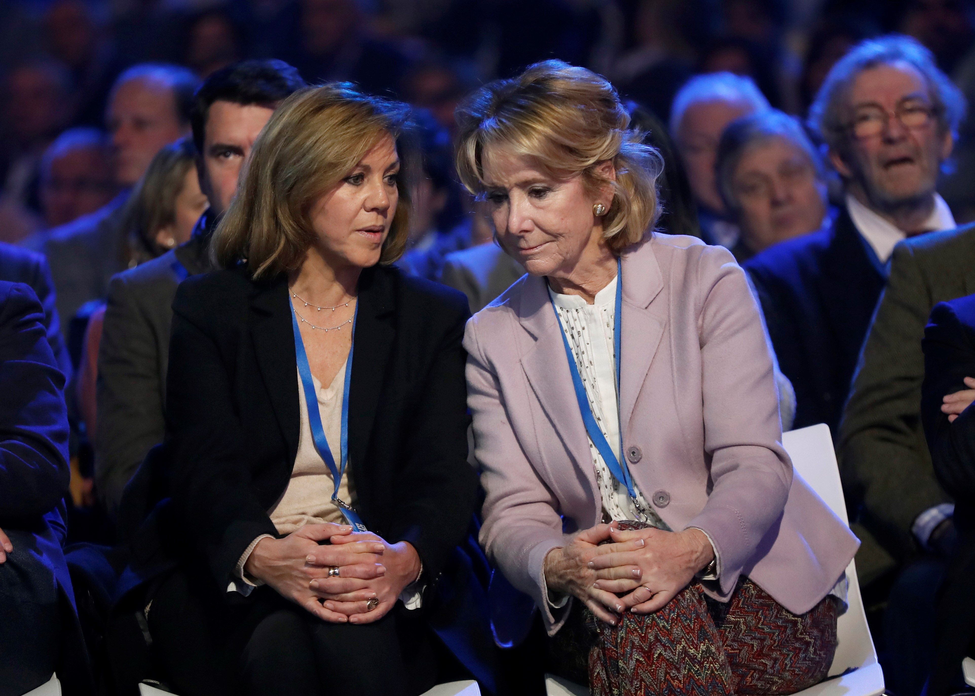Convención del PP La exsecretaria del PP y exministra de Defensa María Dolores de Cospedal conversa con Esperanza Aguirre