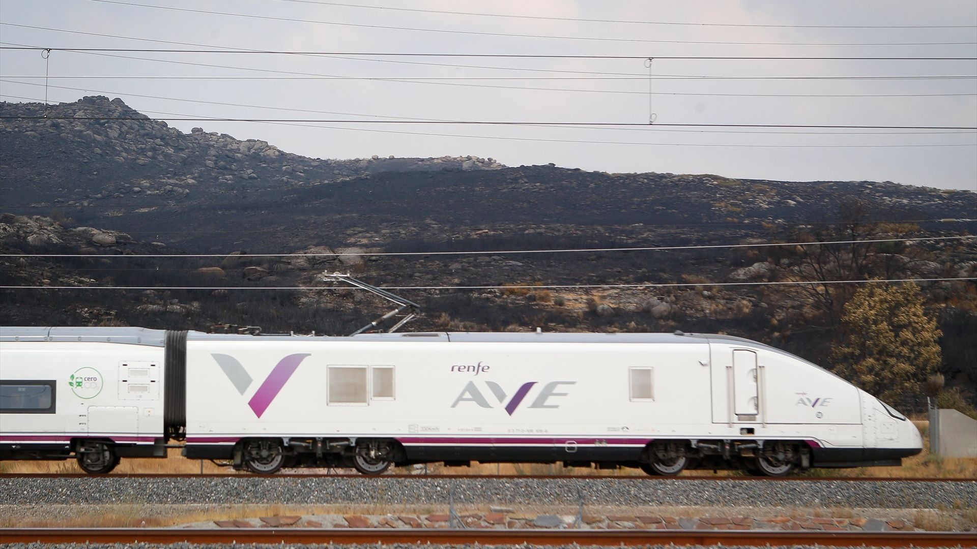 Cortada la línea ferroviaria Madrid-Andalucía tras declararse un incendio en un tren en Ciudad Real