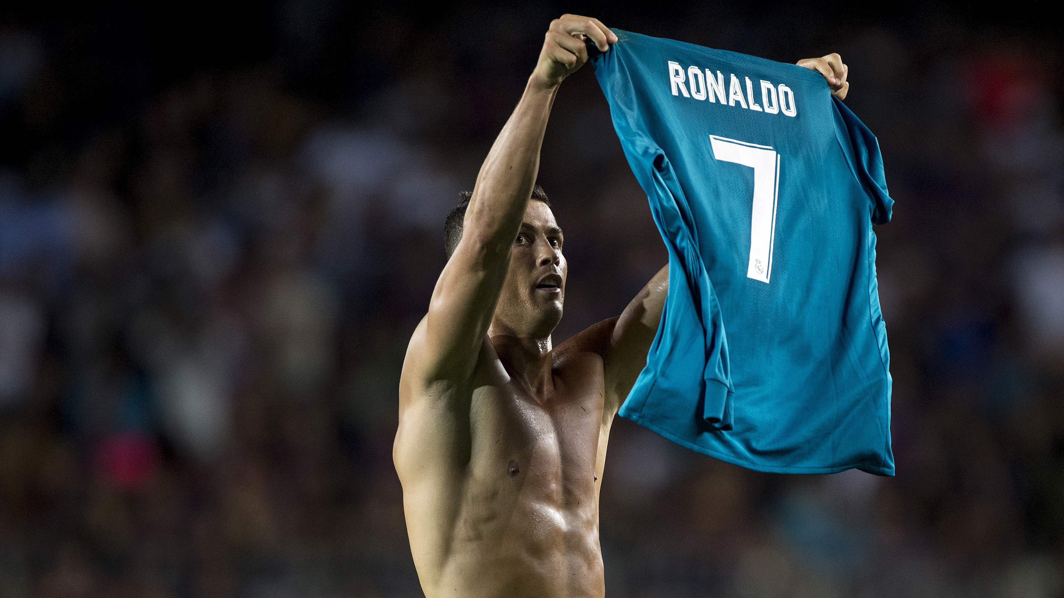 Cristiano Ronaldo muestra la camiseta al Camp Nou a lo Messi