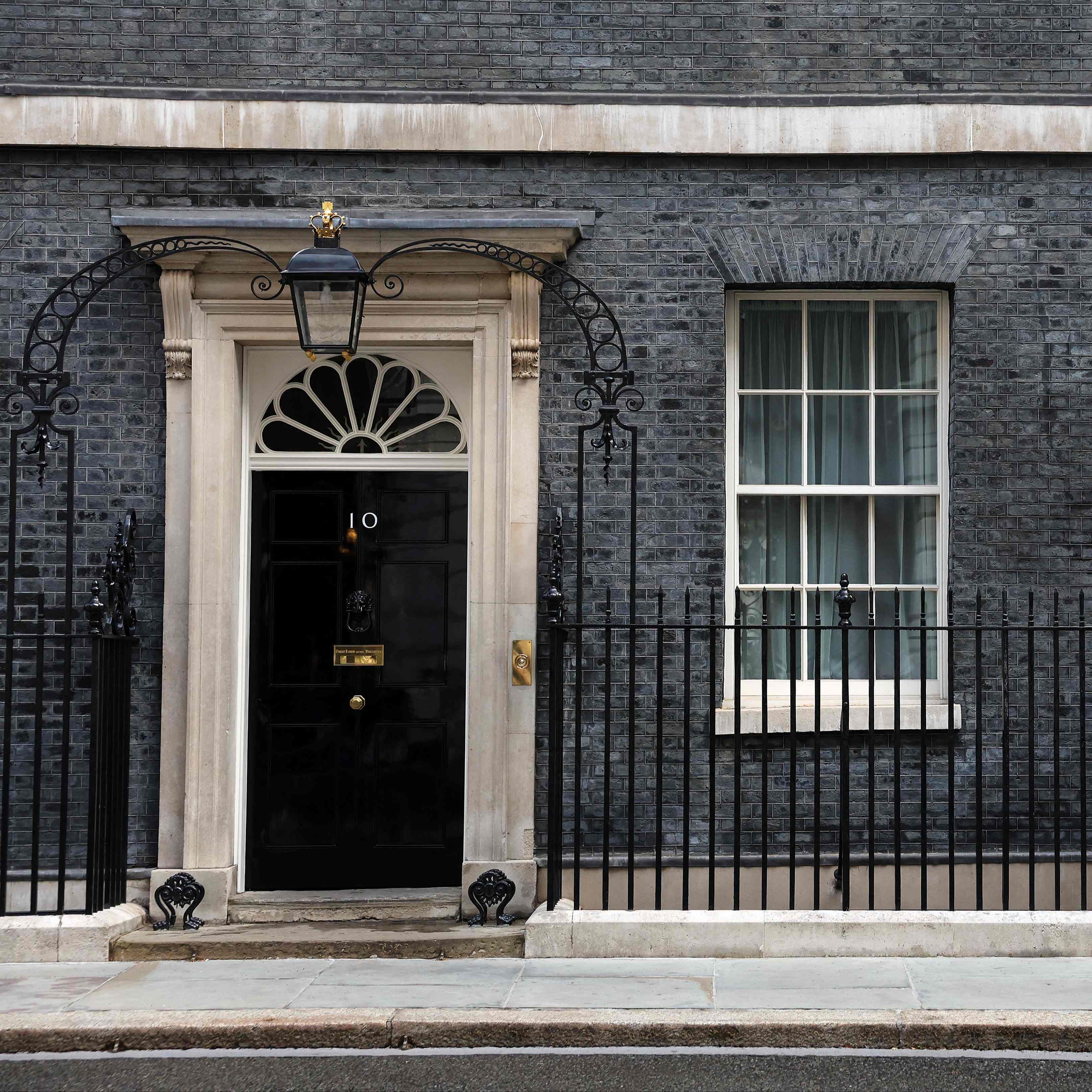 Crónica internacional - La dimisión de Starmer pone en marcha el proceso para elegir a su sucesor al frente del Partido Laborista y del gobierno británico episode artwork