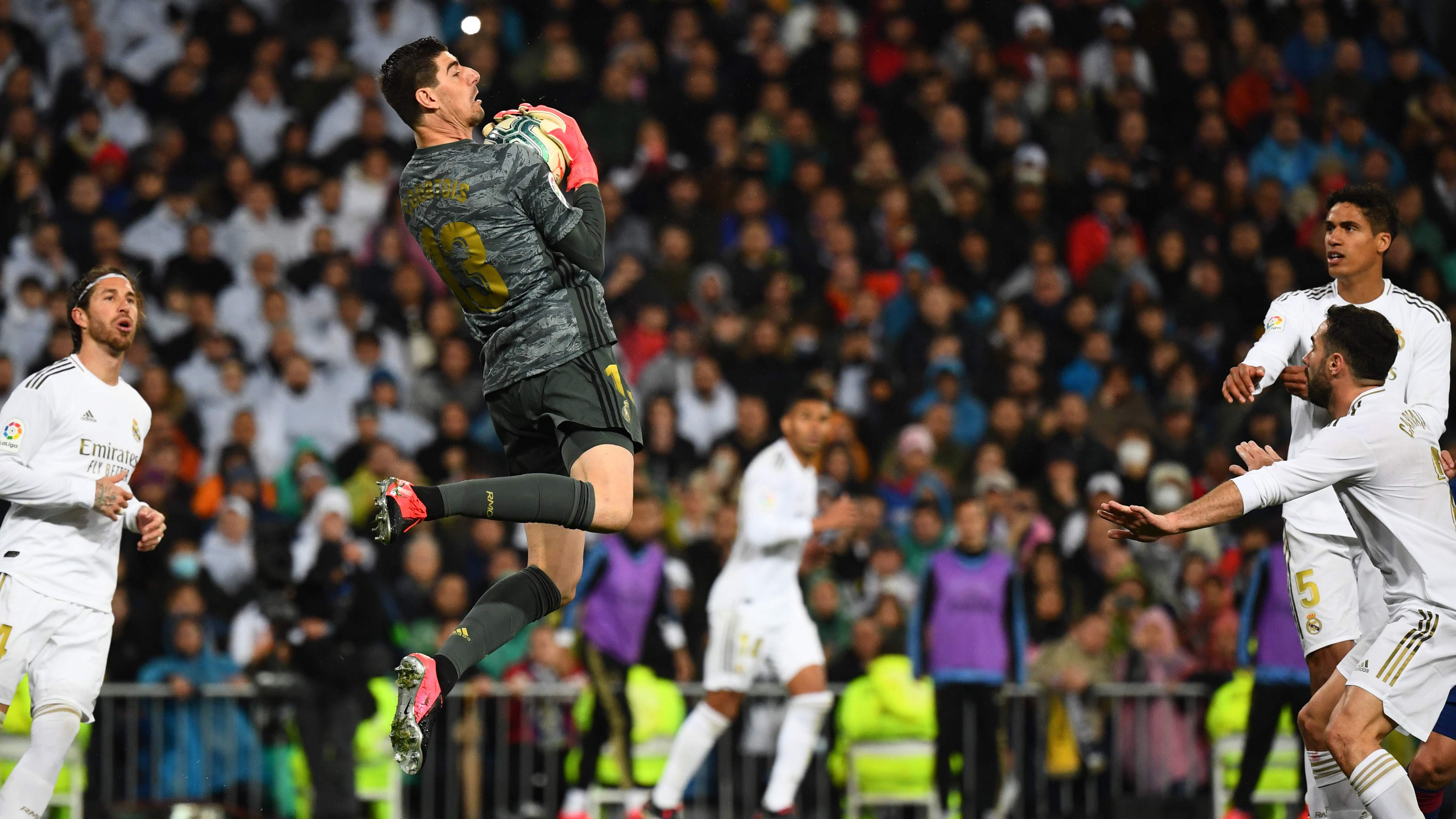 El portero del Real Madrid, Thibaut Courtois, atrapa un balón aéreo