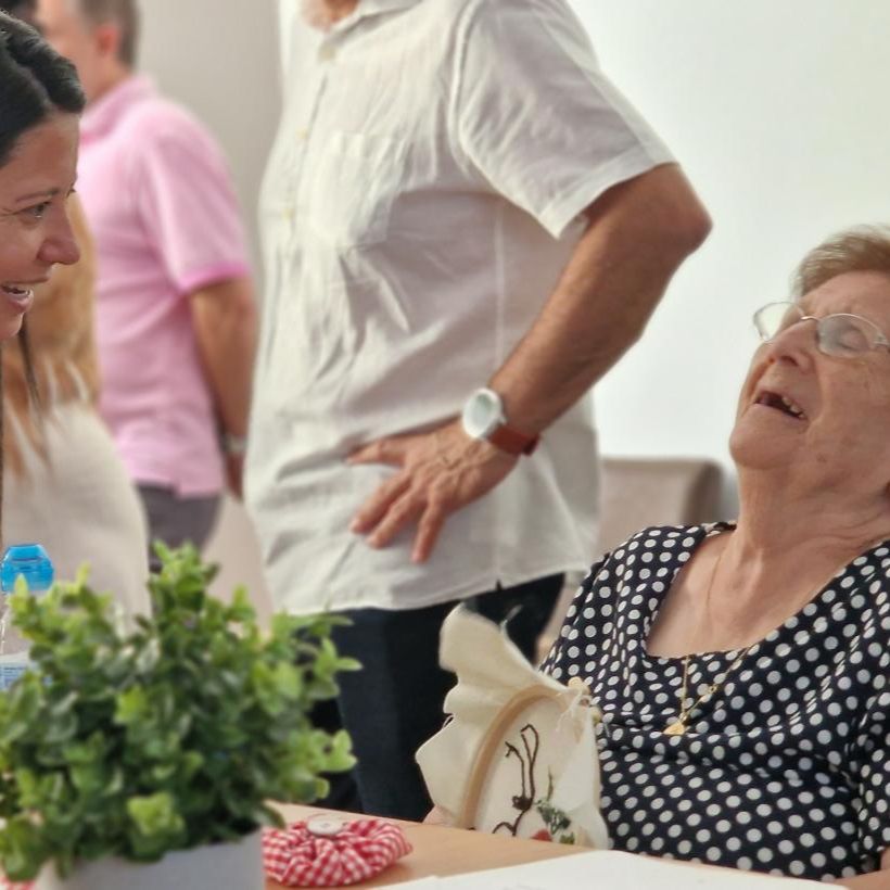 Cuaderno mayor - Castilla-La Mancha destina más de 17 millones de euros para reforzar la atención a las personas mayores - 26/10/25
