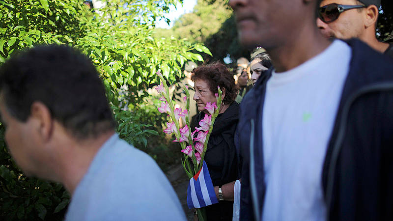  Los cubanos hacen cola para rendir homenaje a Fidel Castro en la plaza de la Revolución en La Habana. 