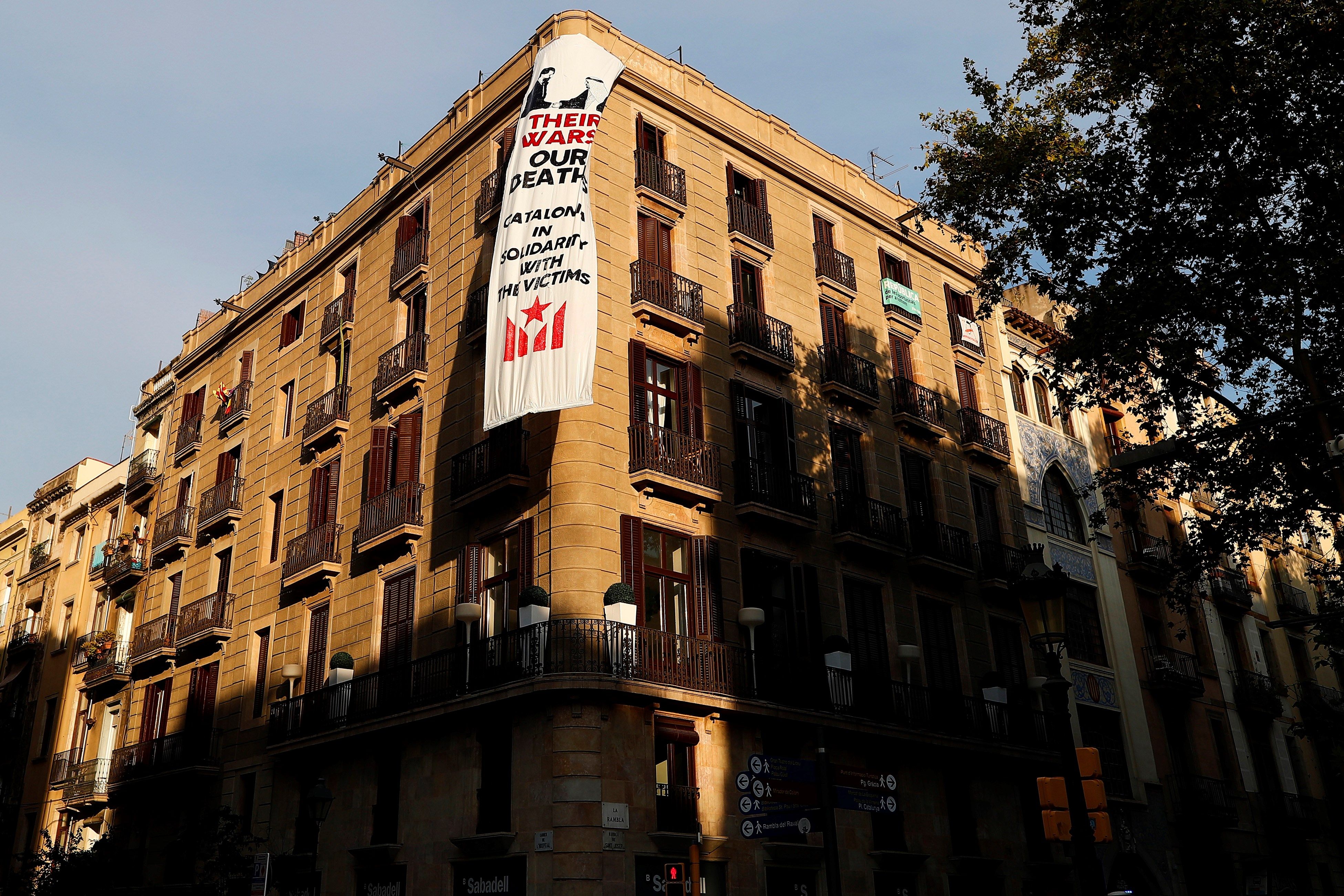 Cuelgan otra pancarta en La Rambla con imagen de Felipe VI y el rey de Arabia