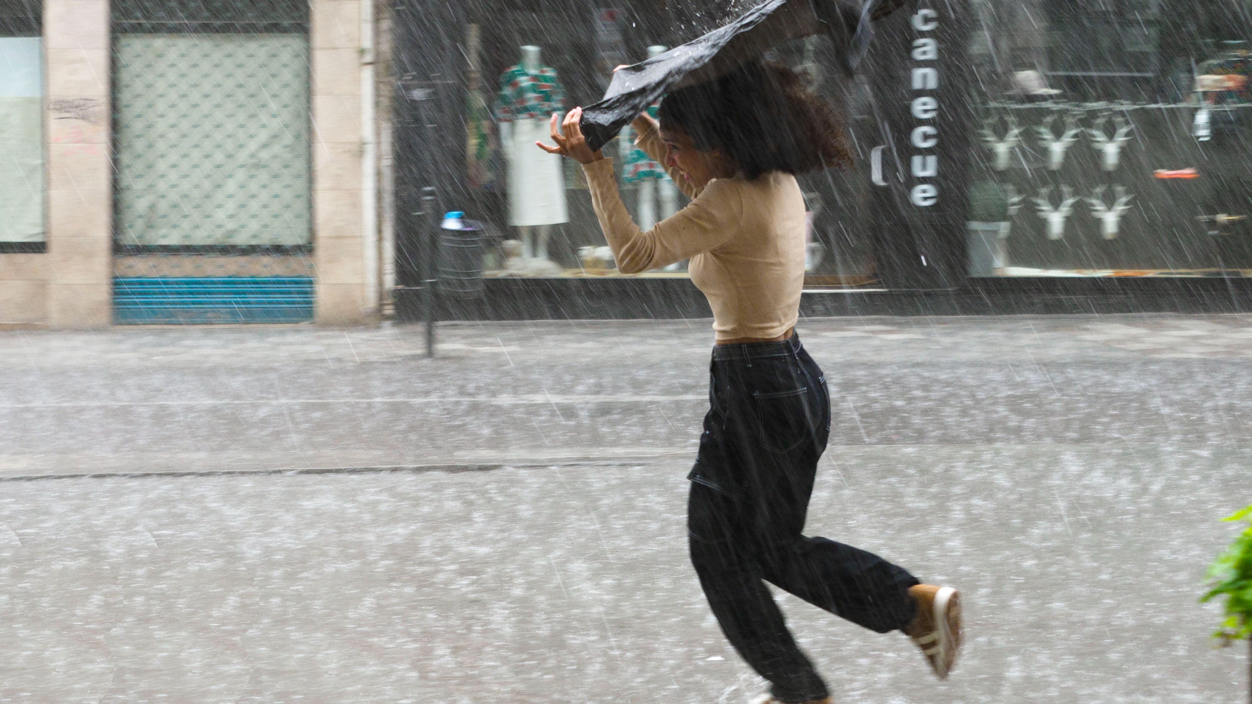 La dana Alice deja fuertes lluvias en Valencia y activa la alerta roja este viernes en Alicante y Murcia