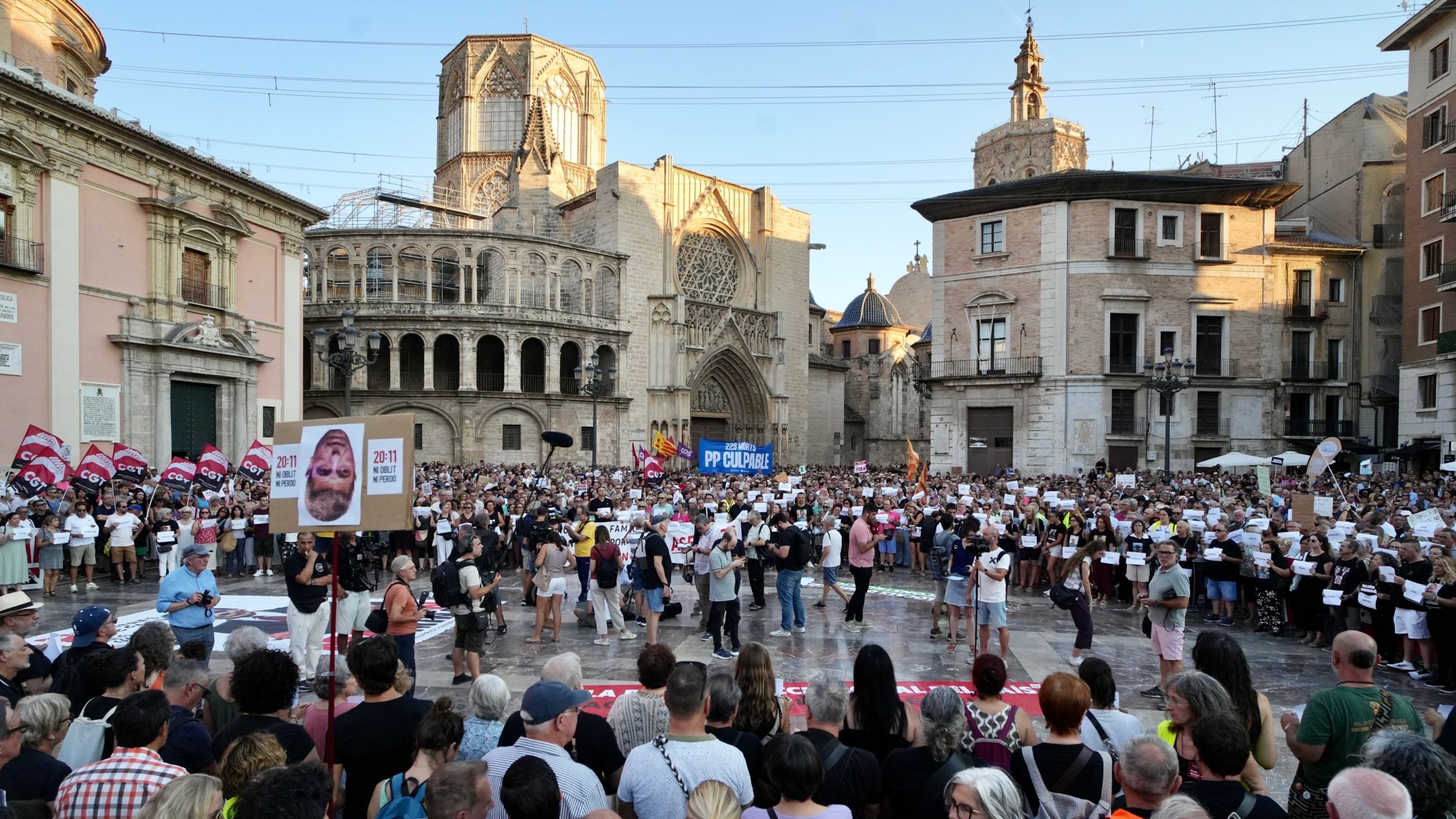 La décima protesta contra Mazón por la dana homenajea a las 228 víctimas: "Detrás de los 10 meses hay 334 días de dolor"