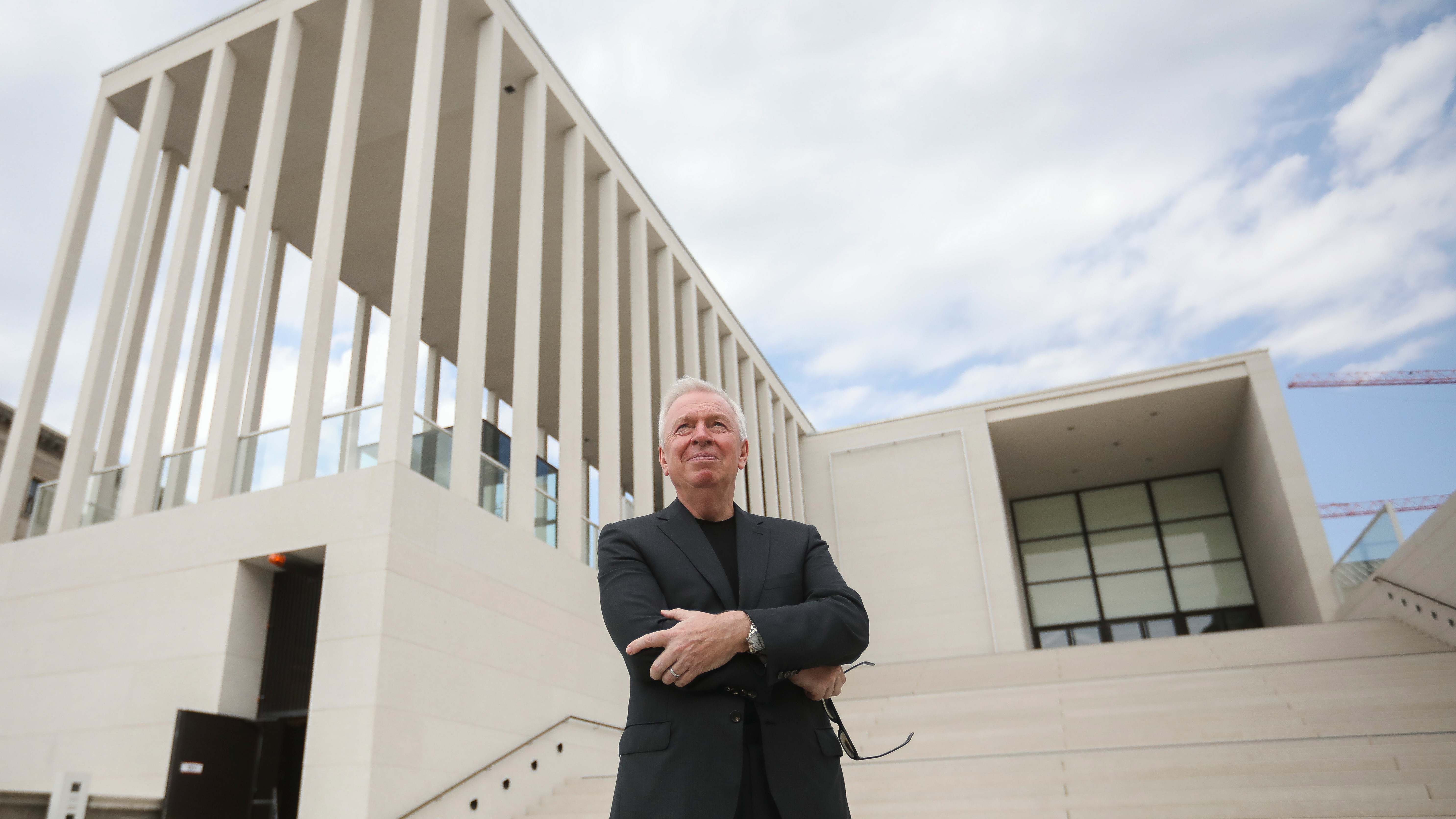 David Chipperfield posa frente a la Galería James Simon en la Isla de los Museos de Berlín.