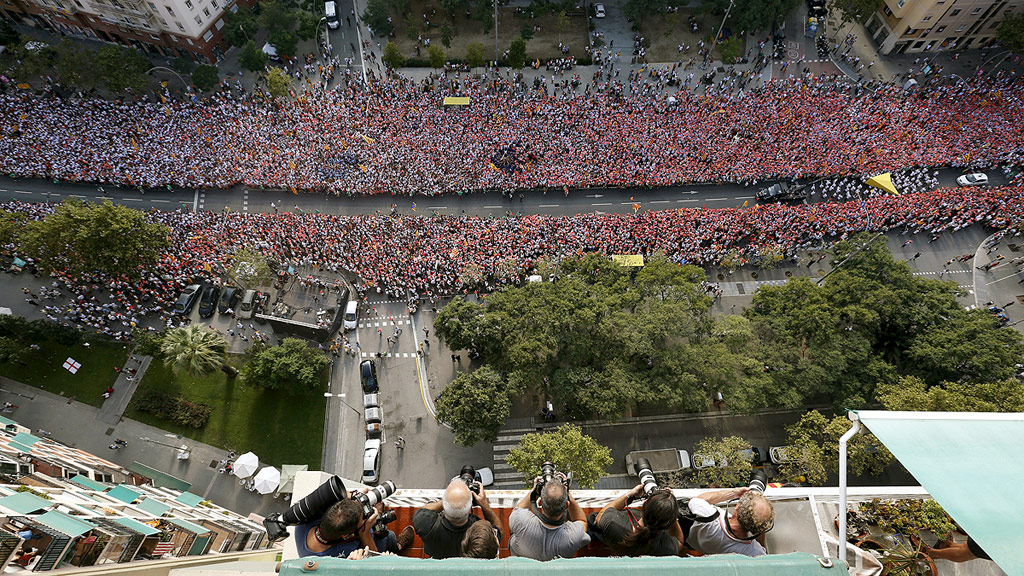 Cientos de miles de personas salen a la calle en la Diada l RTVE
