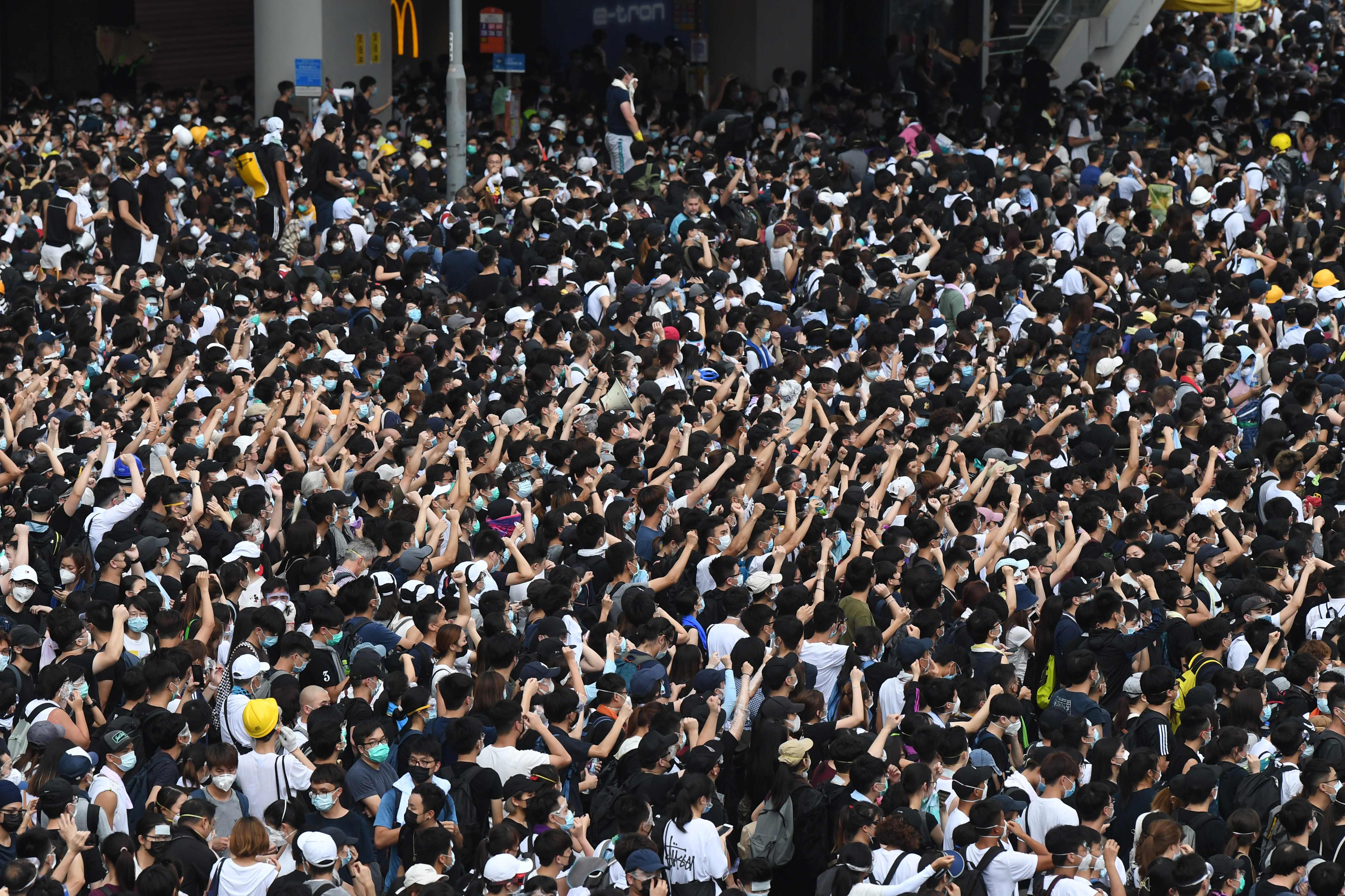 Decenas de miles de personas bloquean las arterias clave de Hong Kong en una demostración de fuerza contra los planes del gobierno para permitir la extradición a China