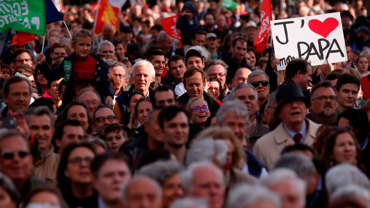 Decenas de miles de personas marchan en París en contra de la ...