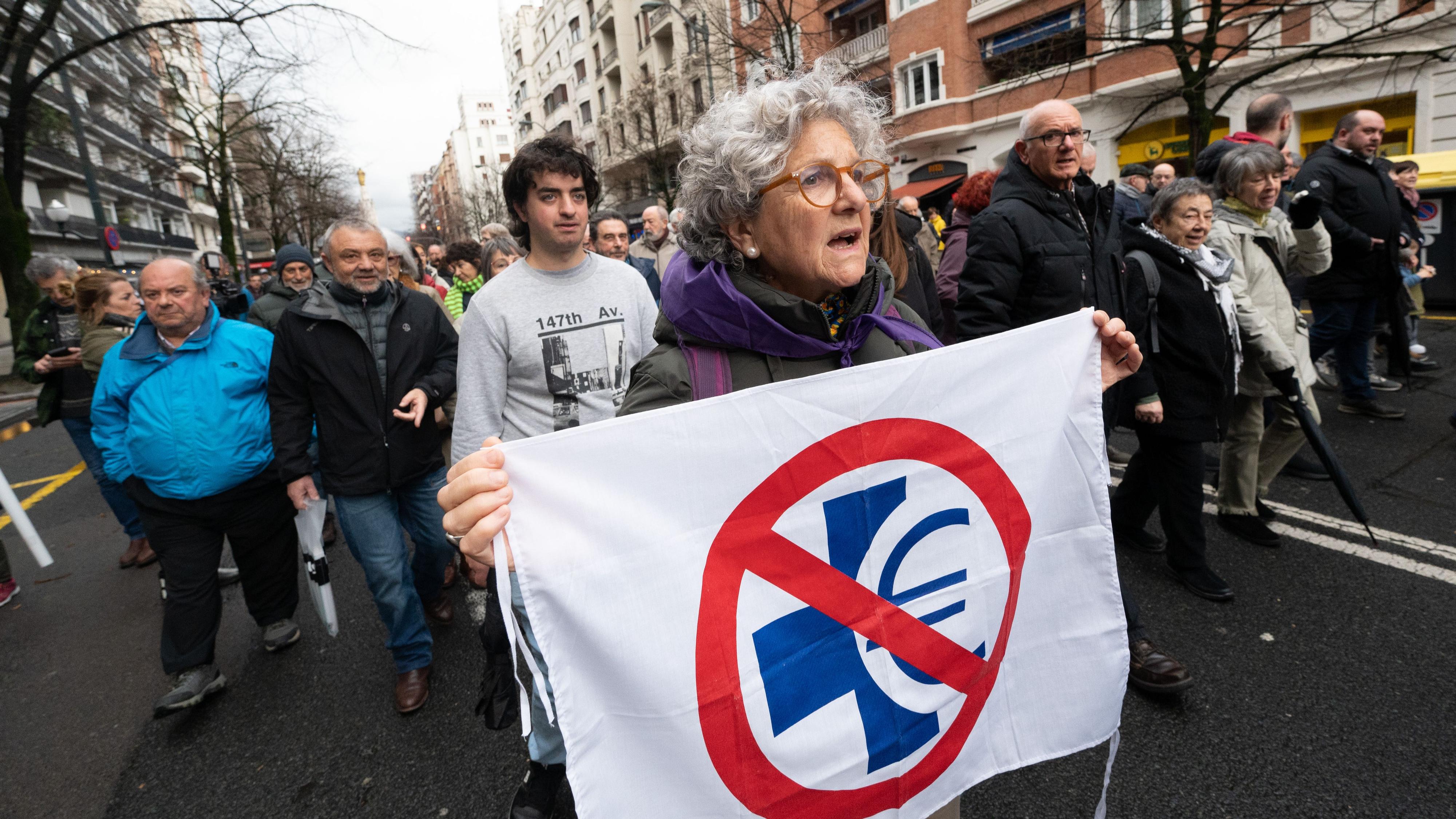 Decenas de personas durante una manifestación en defensa de la sanidad pública en Bilbao