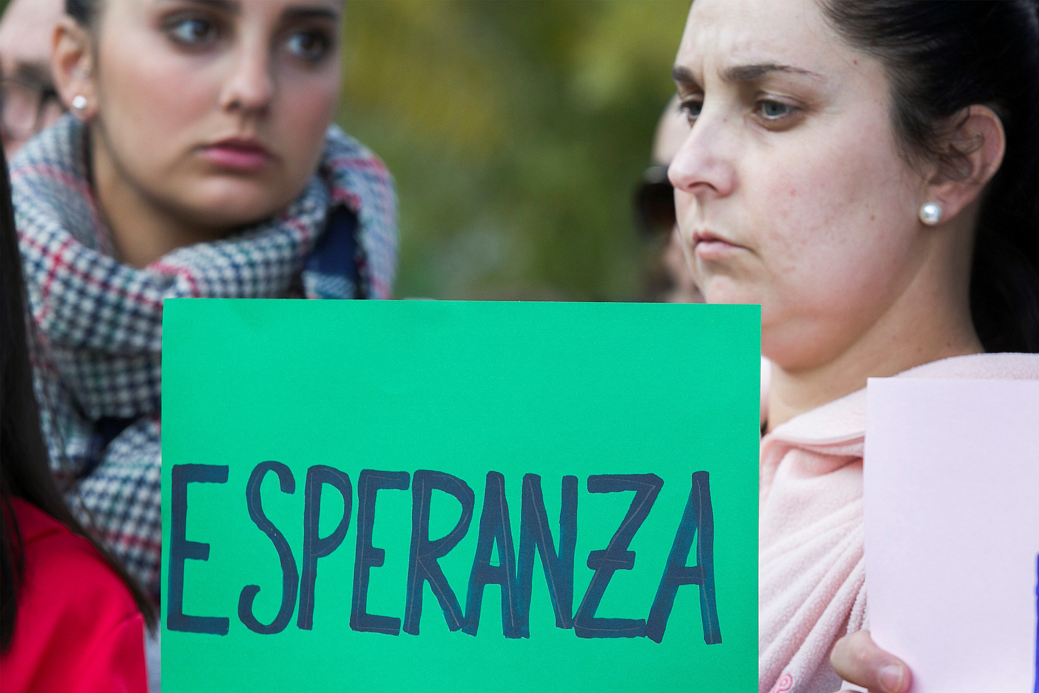 Decenas de personas han transmitido un mensaje de esperanza Vecinos marchan en apoyo de Julen, su familia y los rescatadores