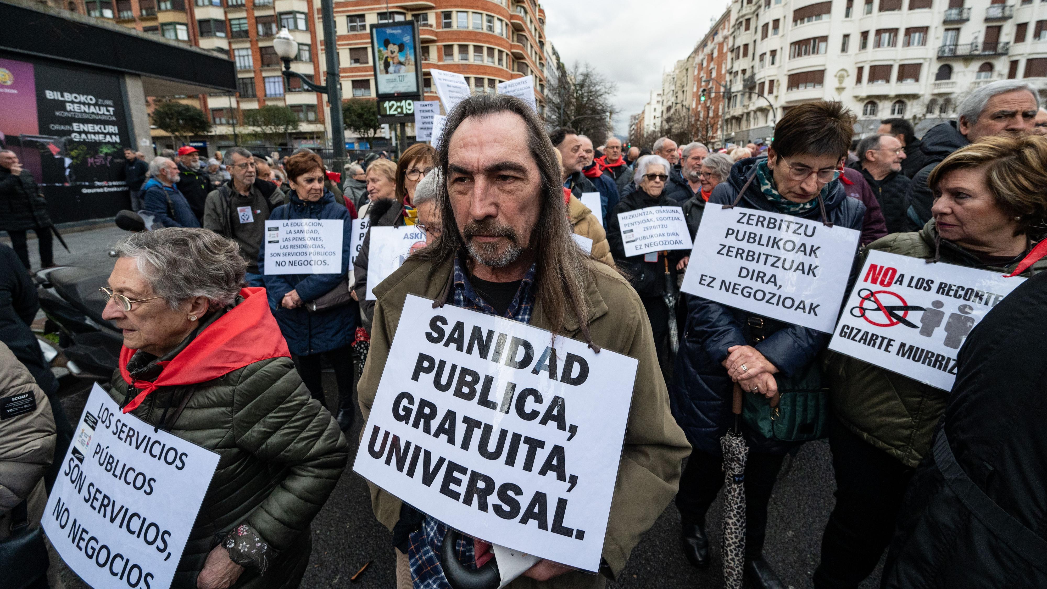 Decenas de personas portan diversos carteles en la manifestación por la defensa de la sanidad pública en Bilbao
