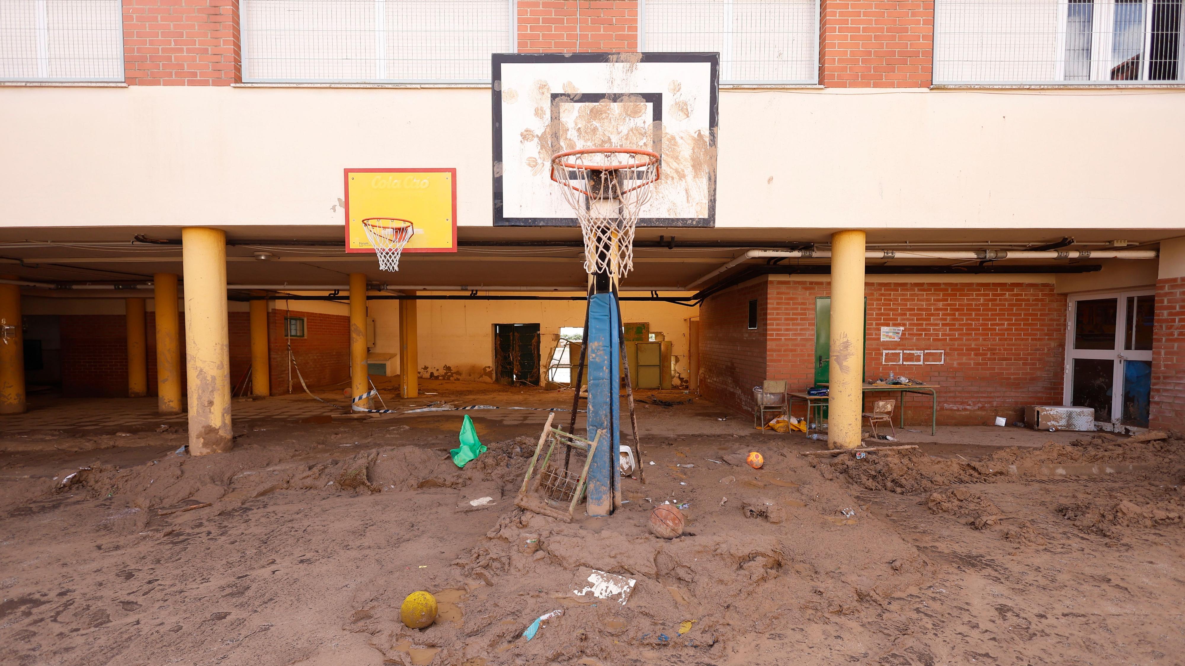 Un muerto y un herido en el derrumbe del techo de un colegio de Massanassa afectado por la DANA