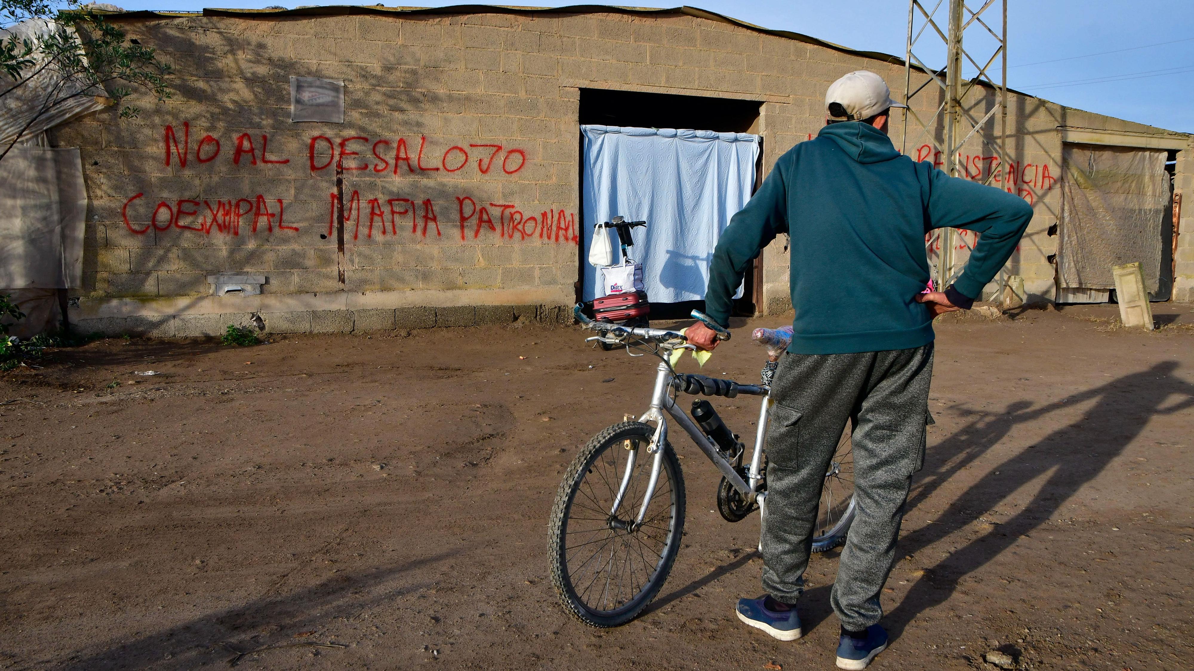 Protesta contra desalojo en edificio precario con grafiti
