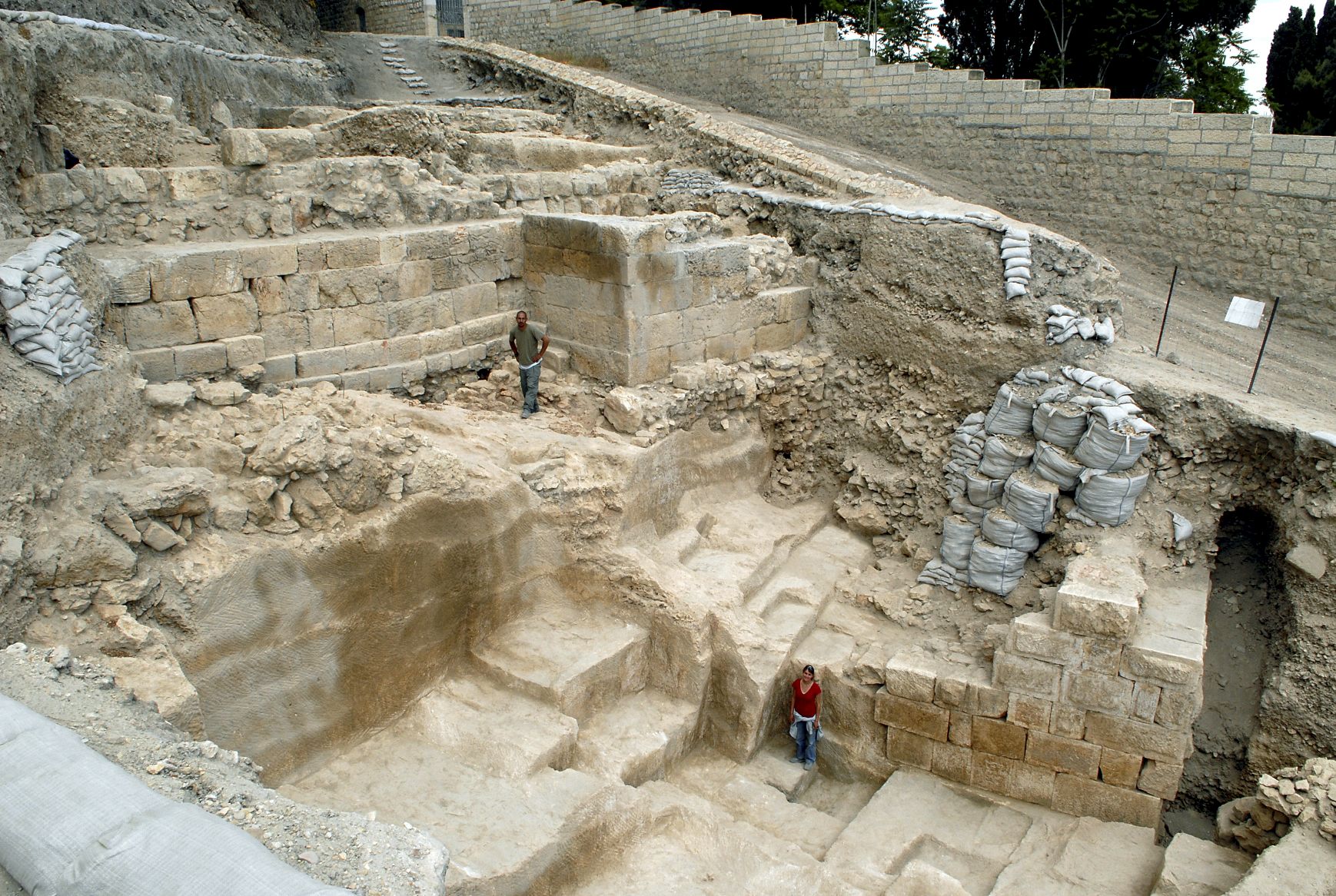 Descubiertos los restos de la muralla que protegía Jerusalén en la ...