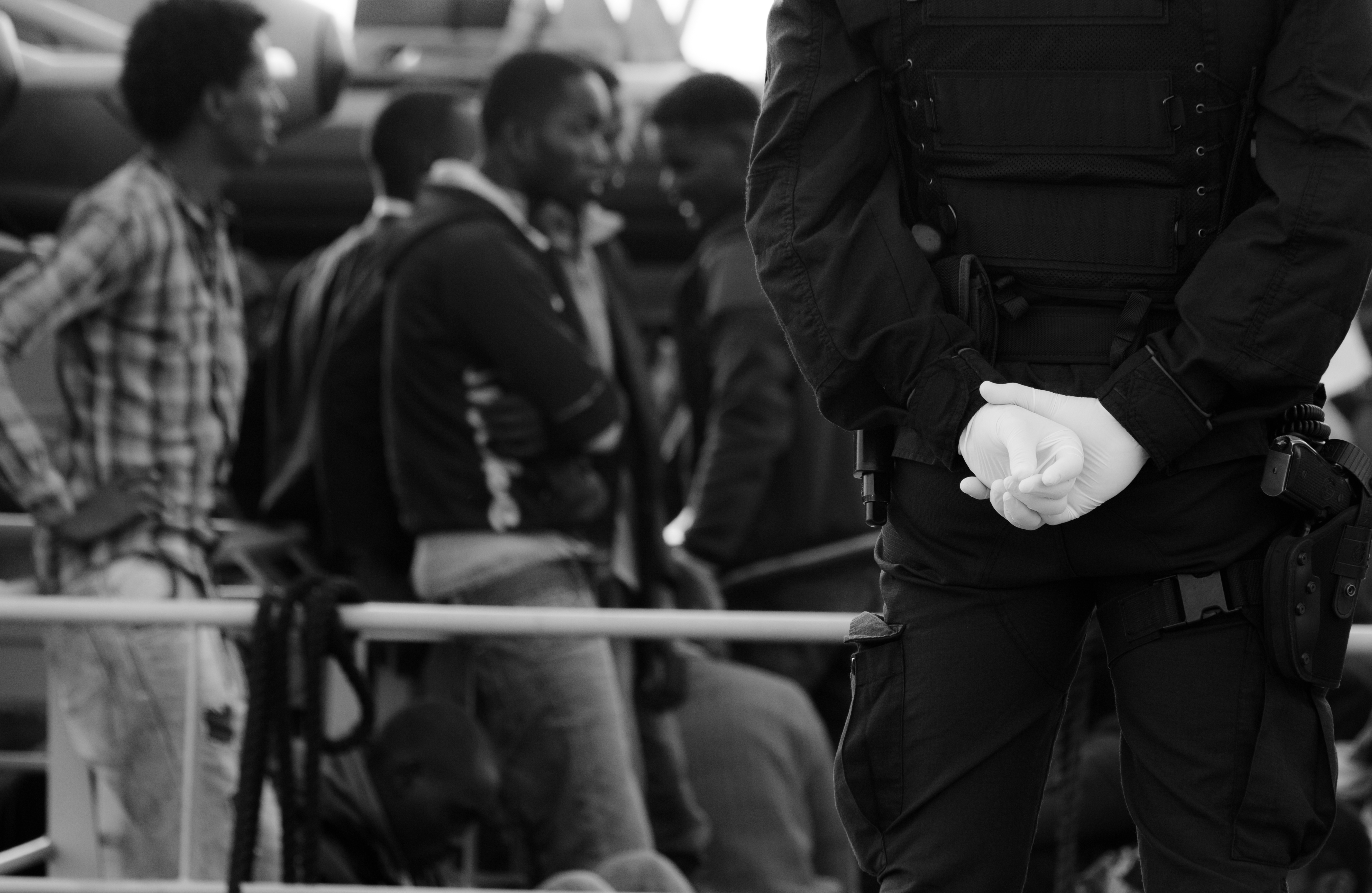 El desembarco Finalizado el rescate, los inmigrantes esperan durante horas hasta llegar a tierra firme.
