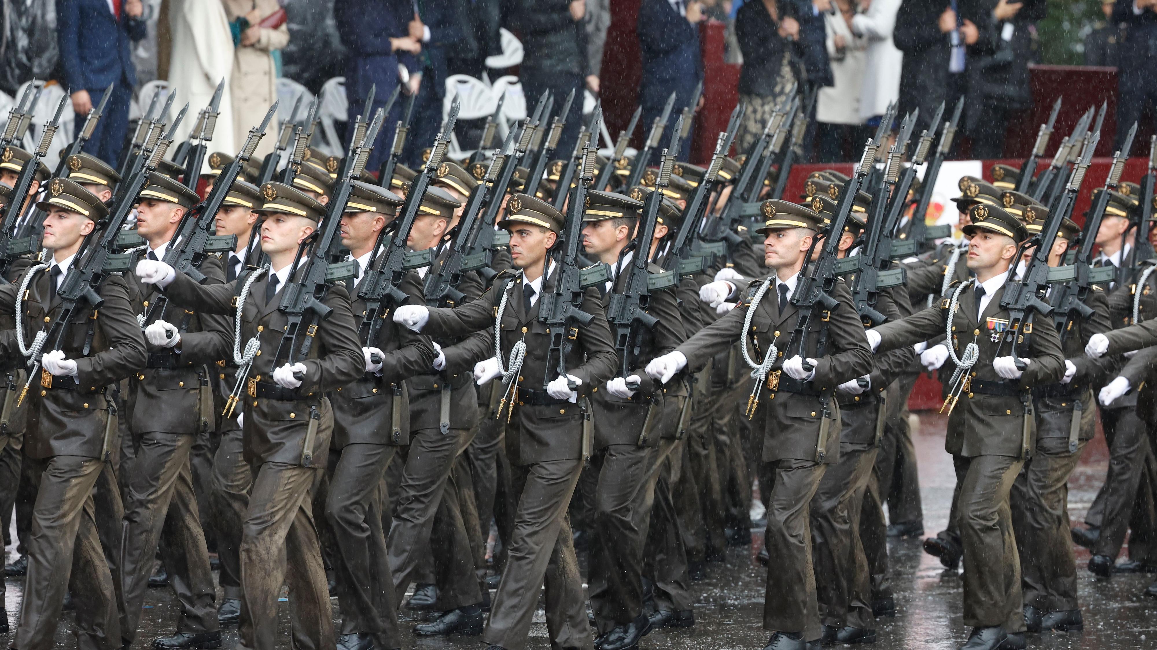 Desfile del 12 de octubre por el Día de la Hispanidad, en directo hoy: Los reyes presiden el desfile, este año sin la Patrulla Águila