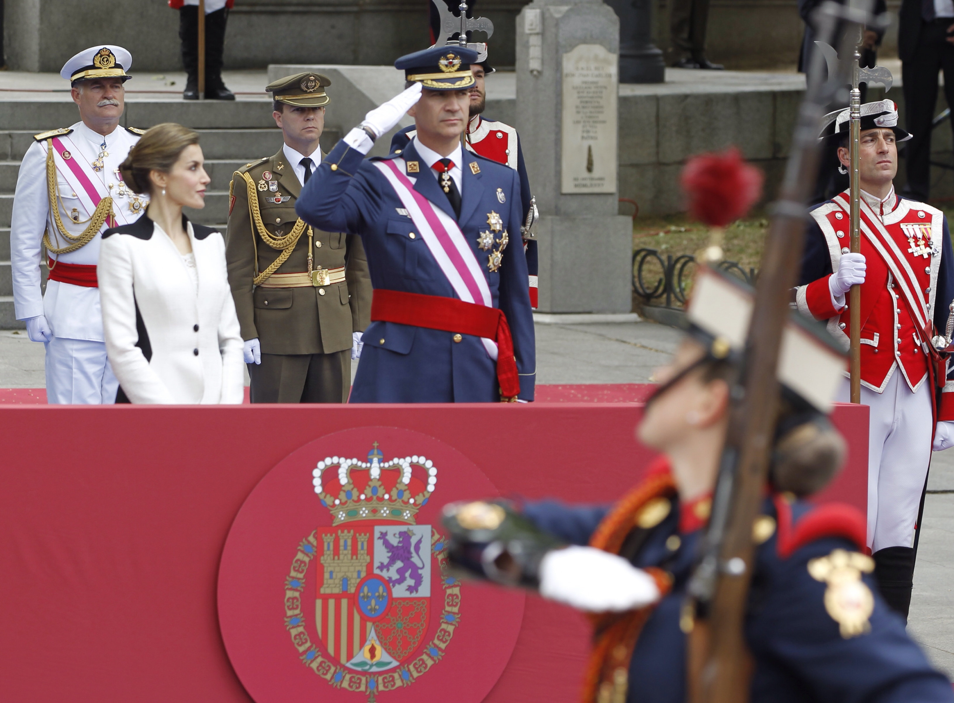 Día de las Fuerzas Armadas Los reyes contemplan el desfile desde el palco de honor