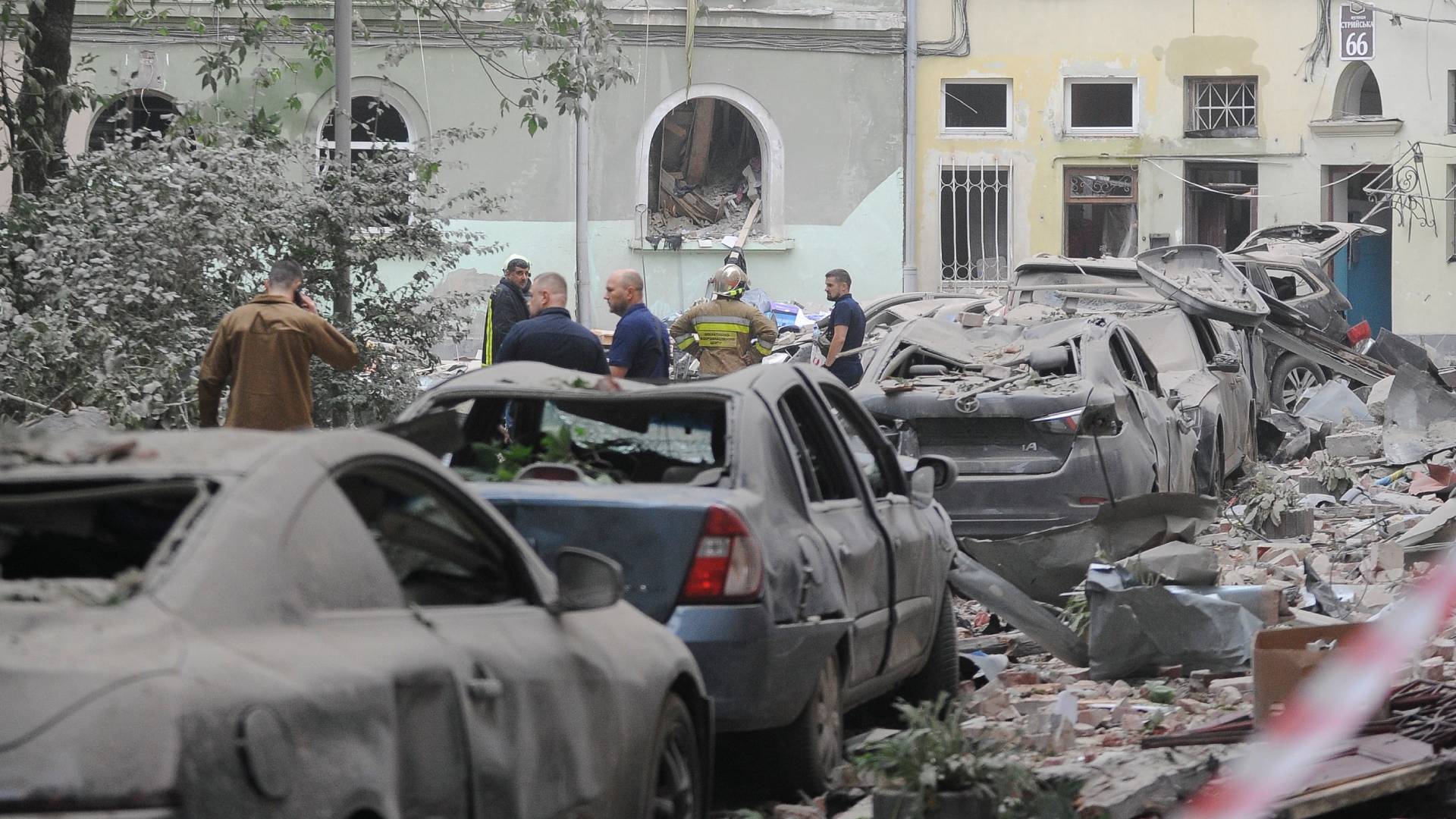 El dispositivo de rescate continúa en la zona atacada de Leópolis