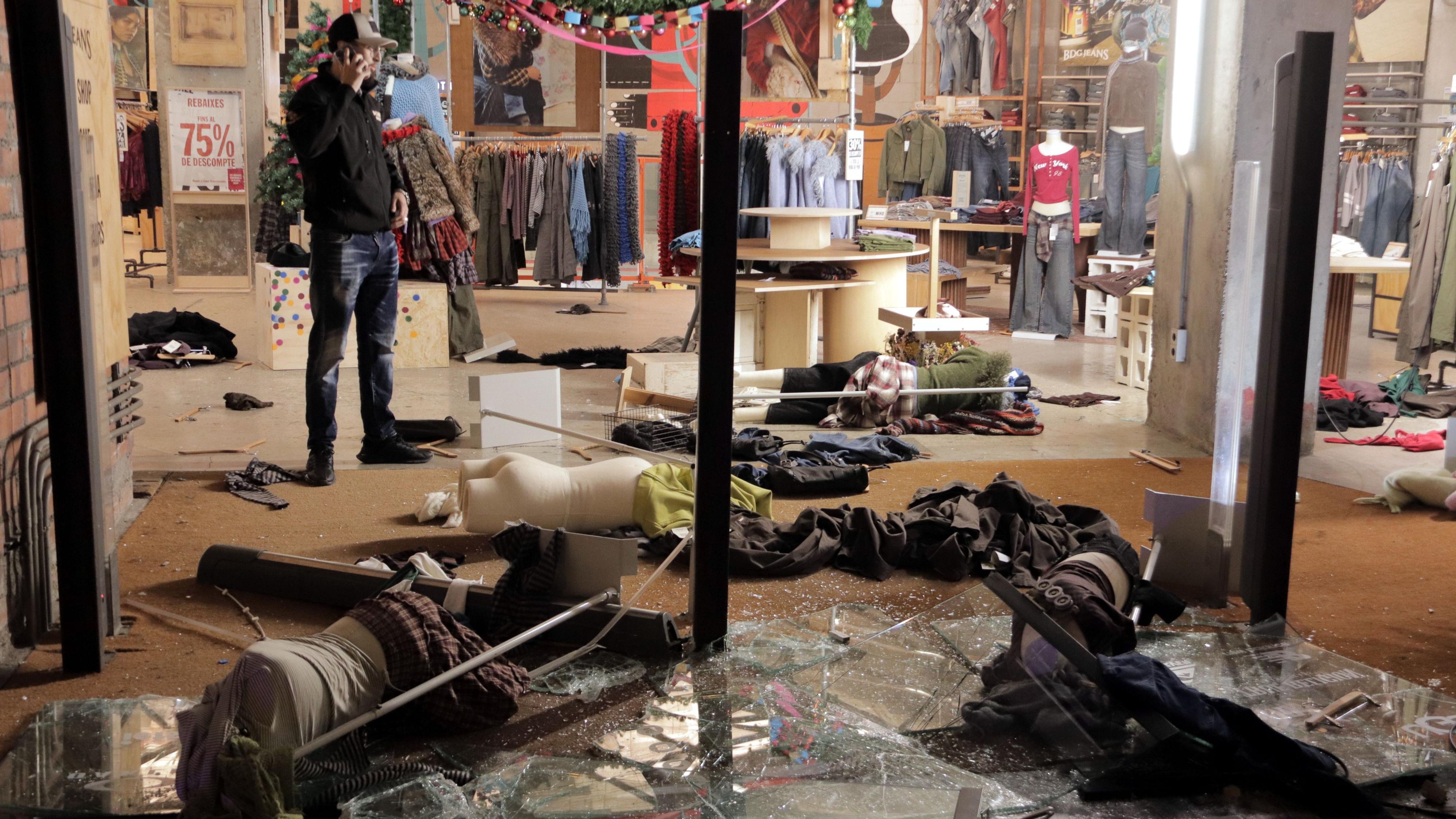 Comercio del centro de Barcelona dañado durante los disturbios reales del 24 de octubre de 2026 cerca de Plaça Catalunya.
