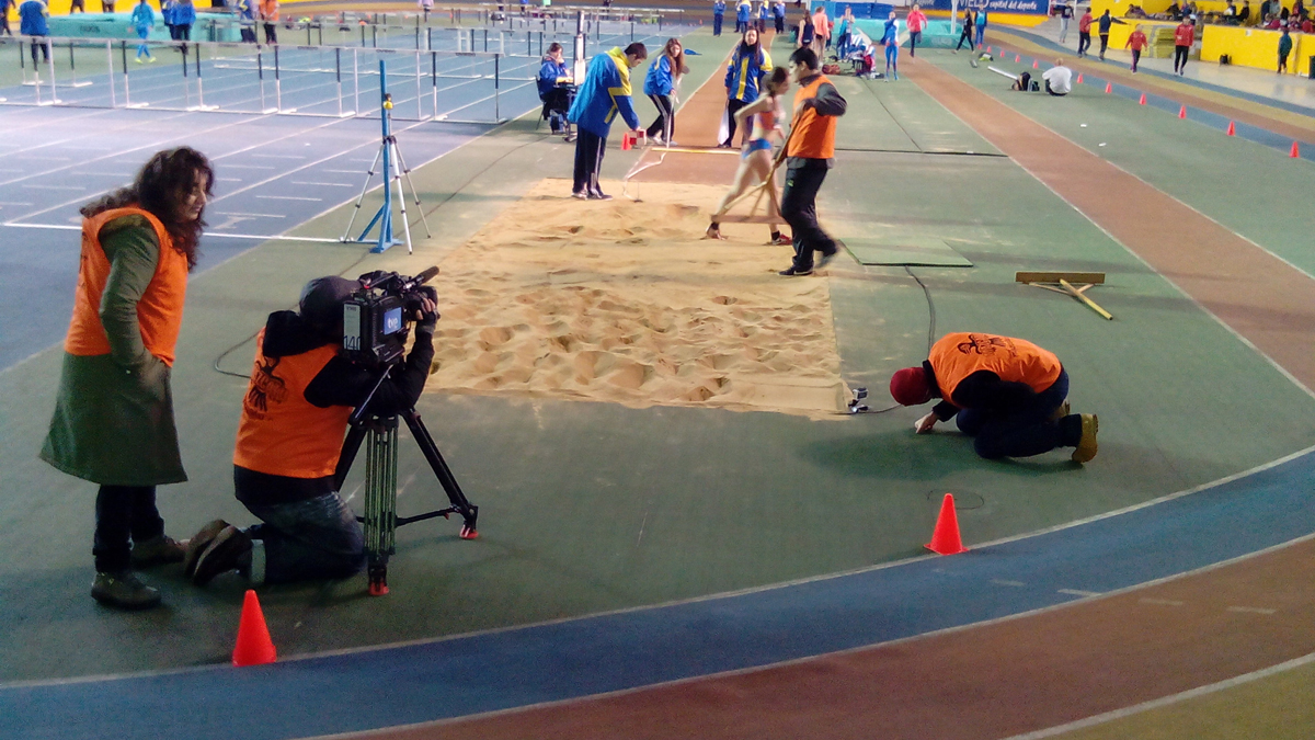 Documentos TV. Del podio al olvido. Álbum de rodaje El equipo de Documentos TV rodando en el Polideportivo municipal de Oviedo durante los Campeonatos de Atletismo de Asturias