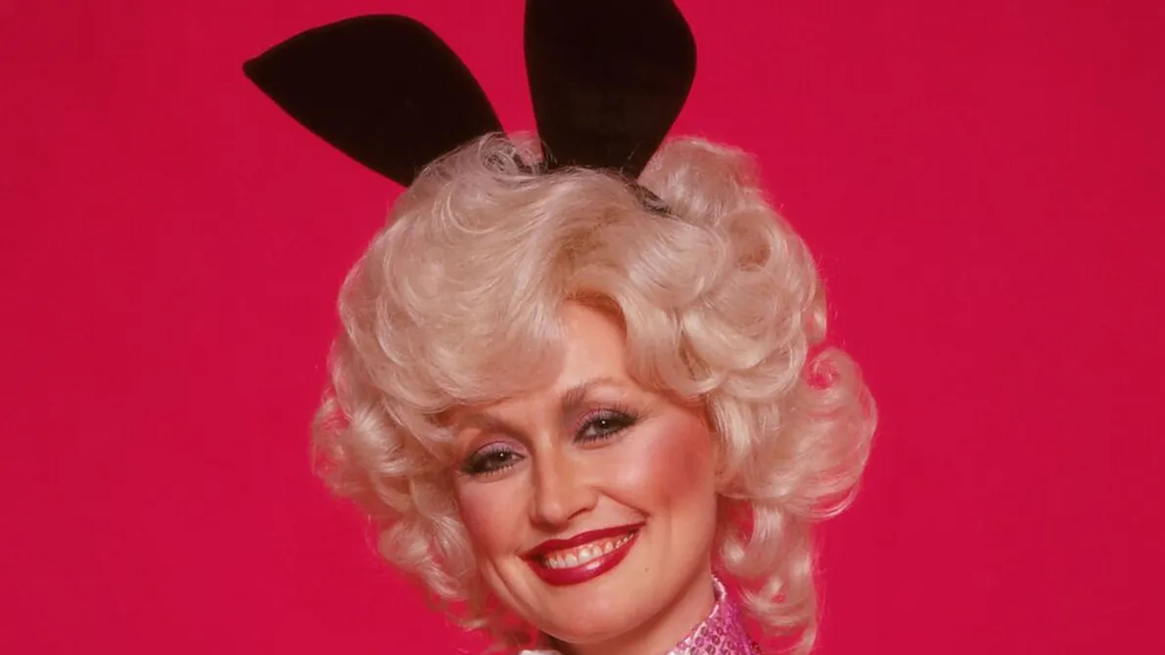 Dolly Parton, conejita Playboy a los 75 años ¡y olé!