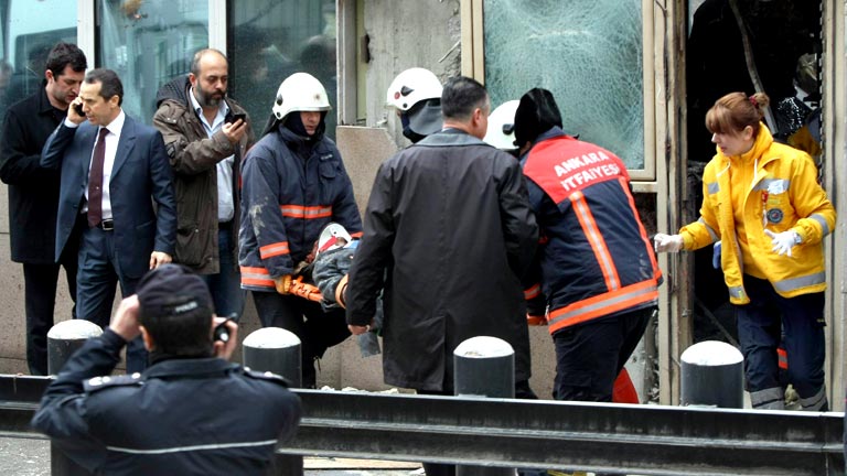 Dos muertos en un atentado suicida contra la embajada de EEUU